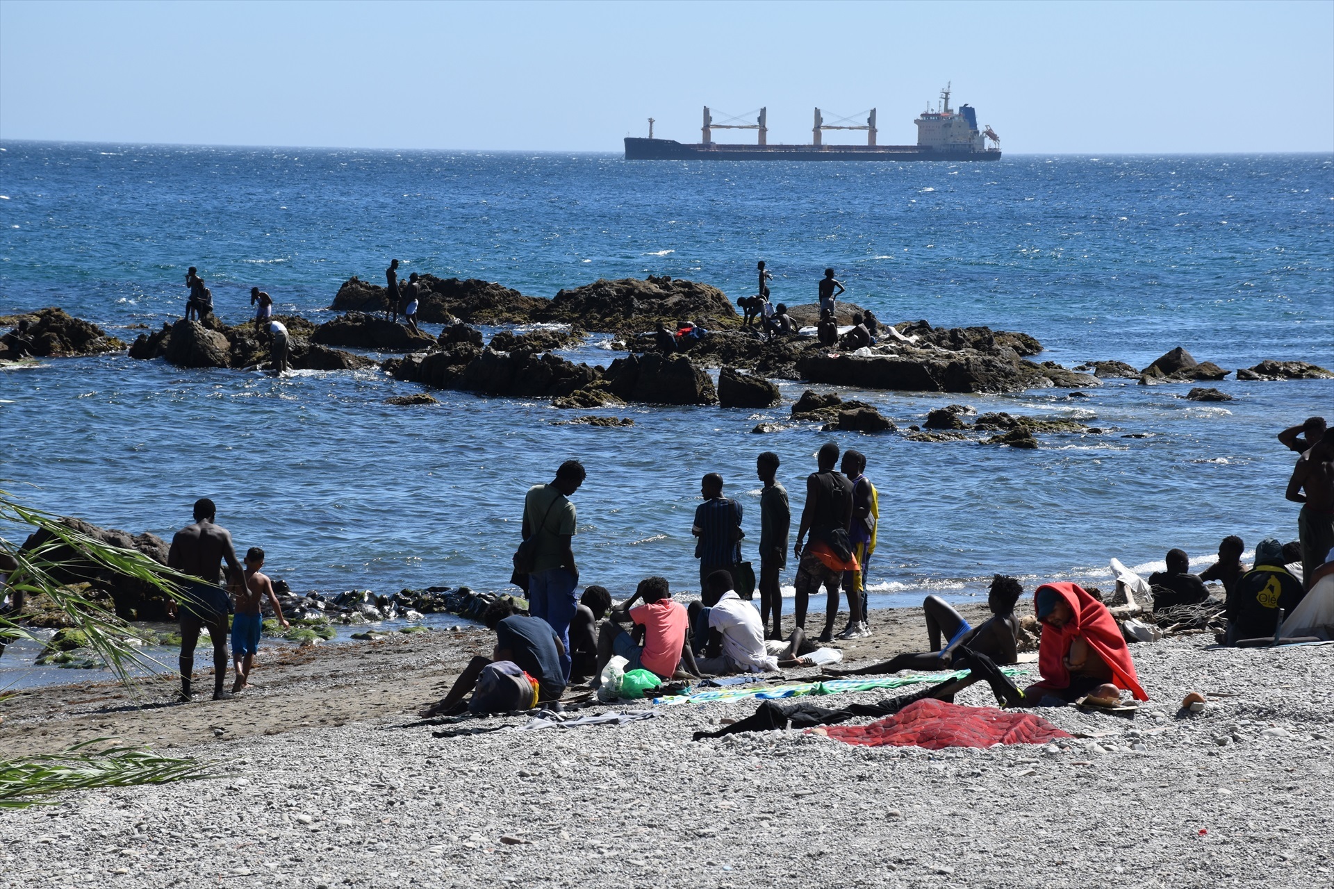 Varias personas en la playa del Trampolín, a 5 de agosto de 2026, en Ceuta (España)