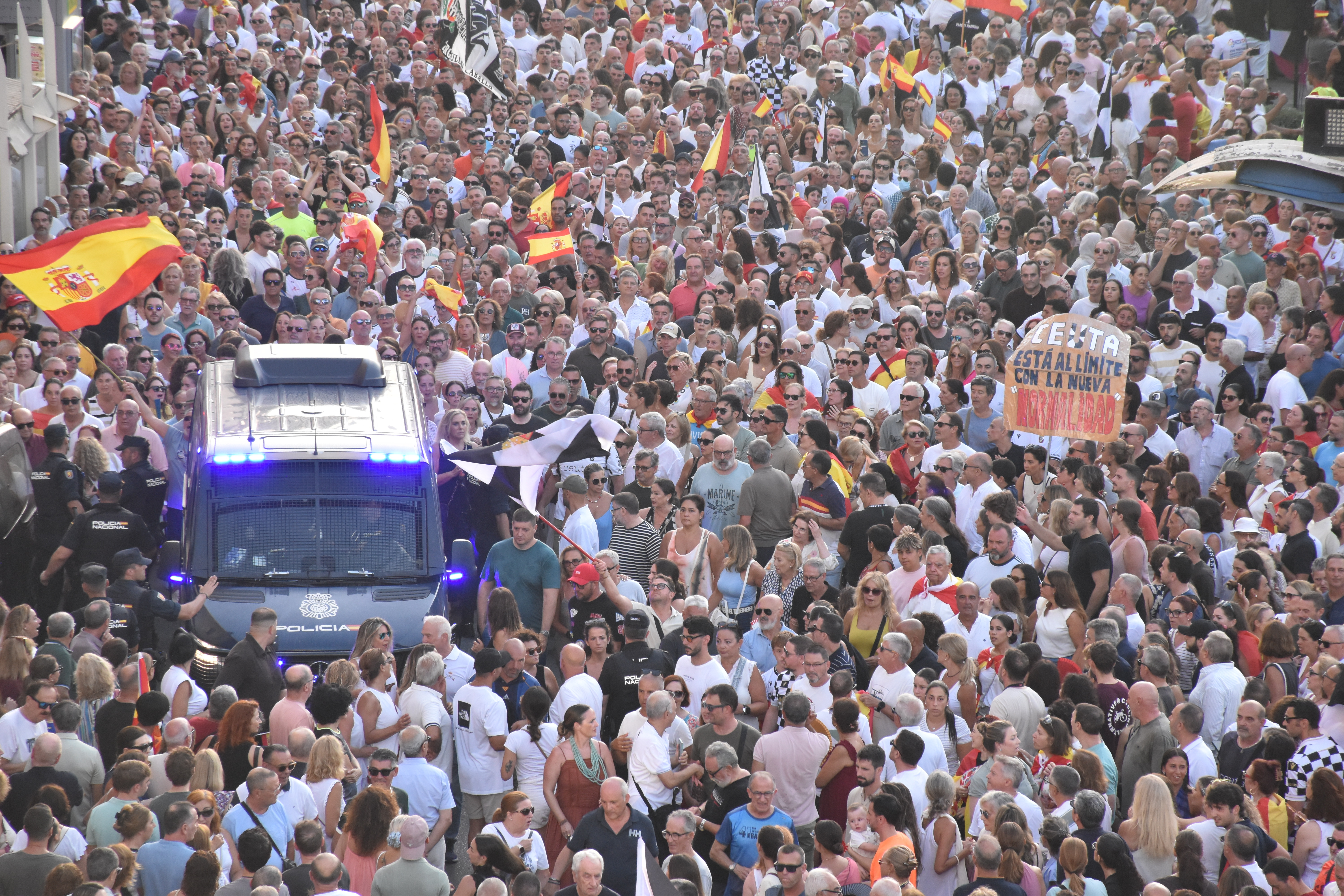 Marcha hacia la plaza de los Reyes bajo el lema “Basta ya. Ceuta no se rinde”