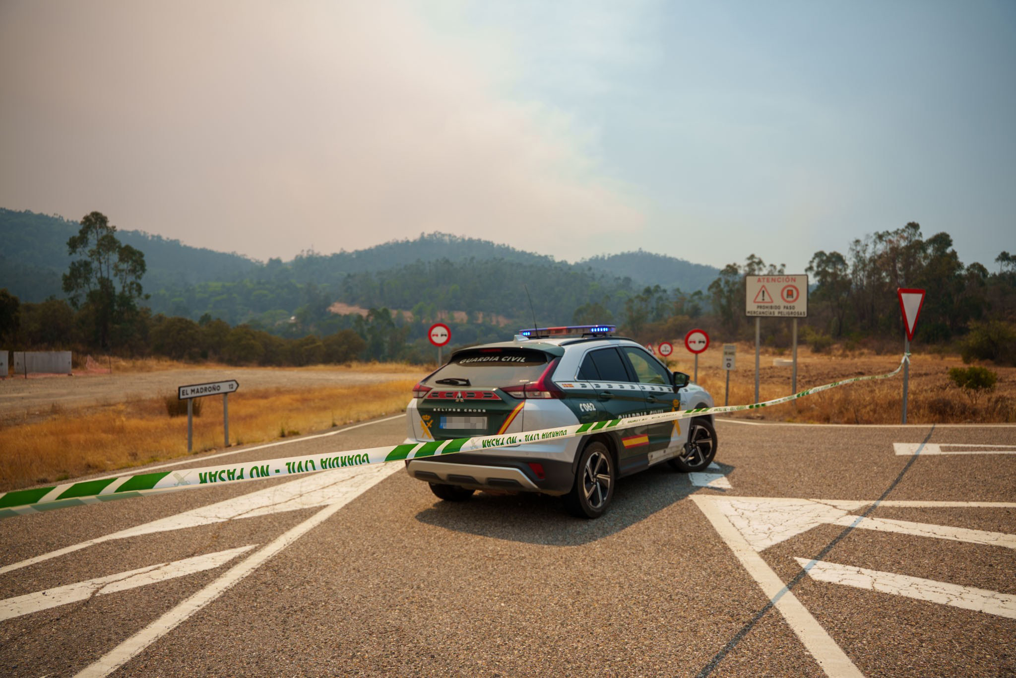 La Guardia Civil corta la carretera de acceso a El Madroño por el incendio forestal de Niebla (Huelva)