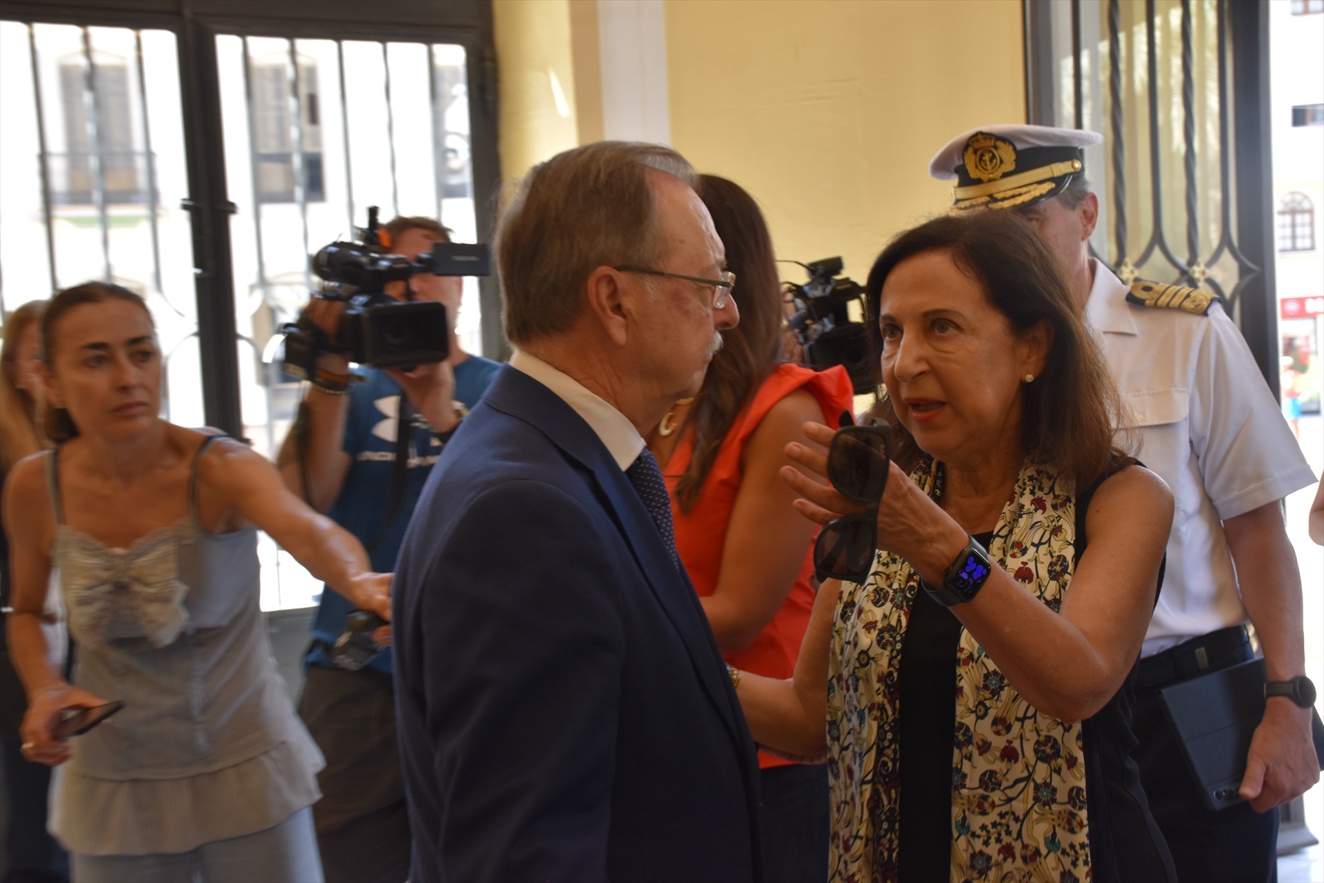 La ministra de Defensa, Margarita Robles (d), mantiene un encuentro con el presidente de la Ciudad Autónoma de Ceuta, Juan Jesús Vivas (i), en el Palacio de la Asamblea, a 12 de agosto de 2026, en Ceuta (España).