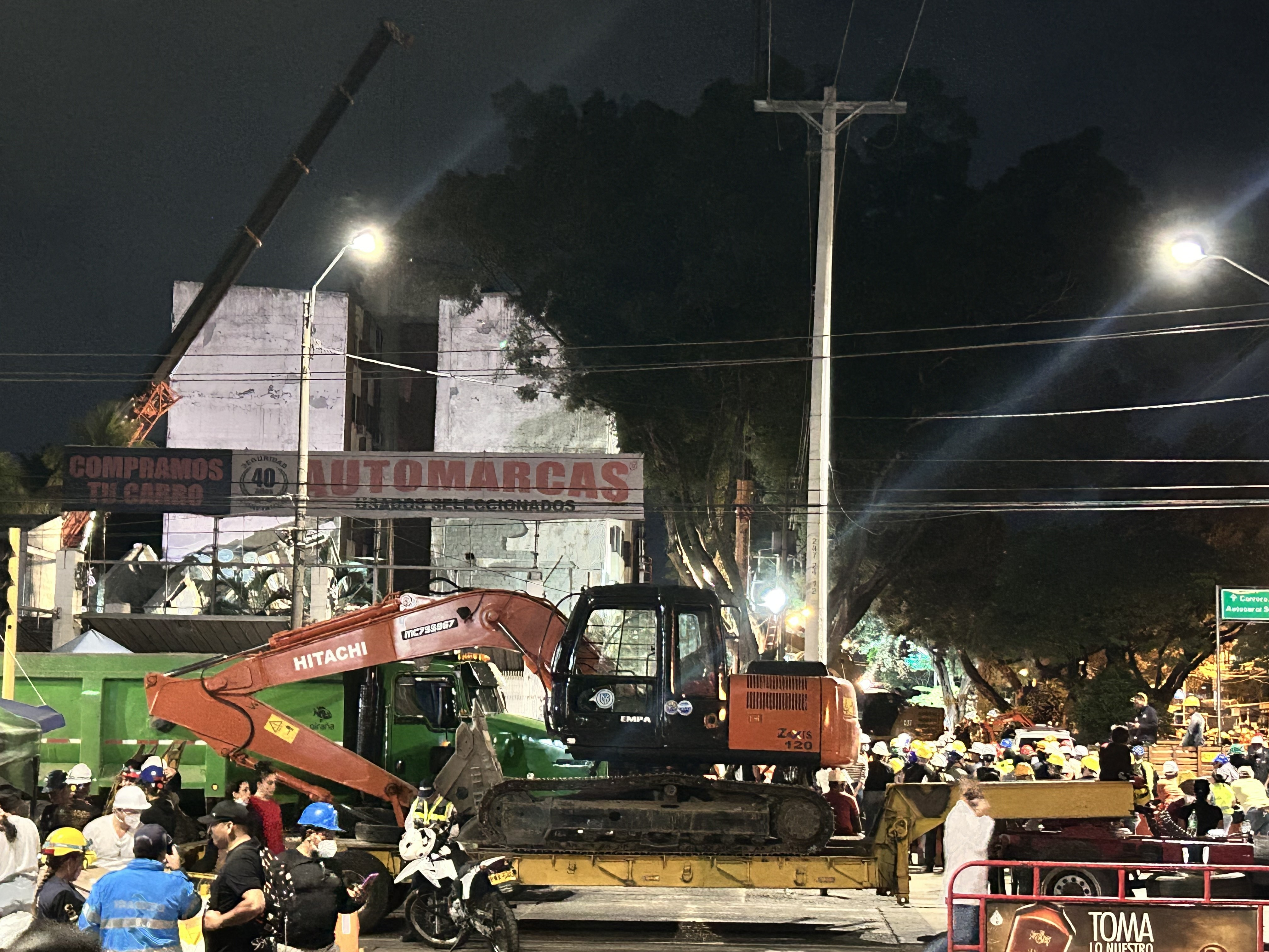 Excavadora trabajando en un edificio derruido en Colombia