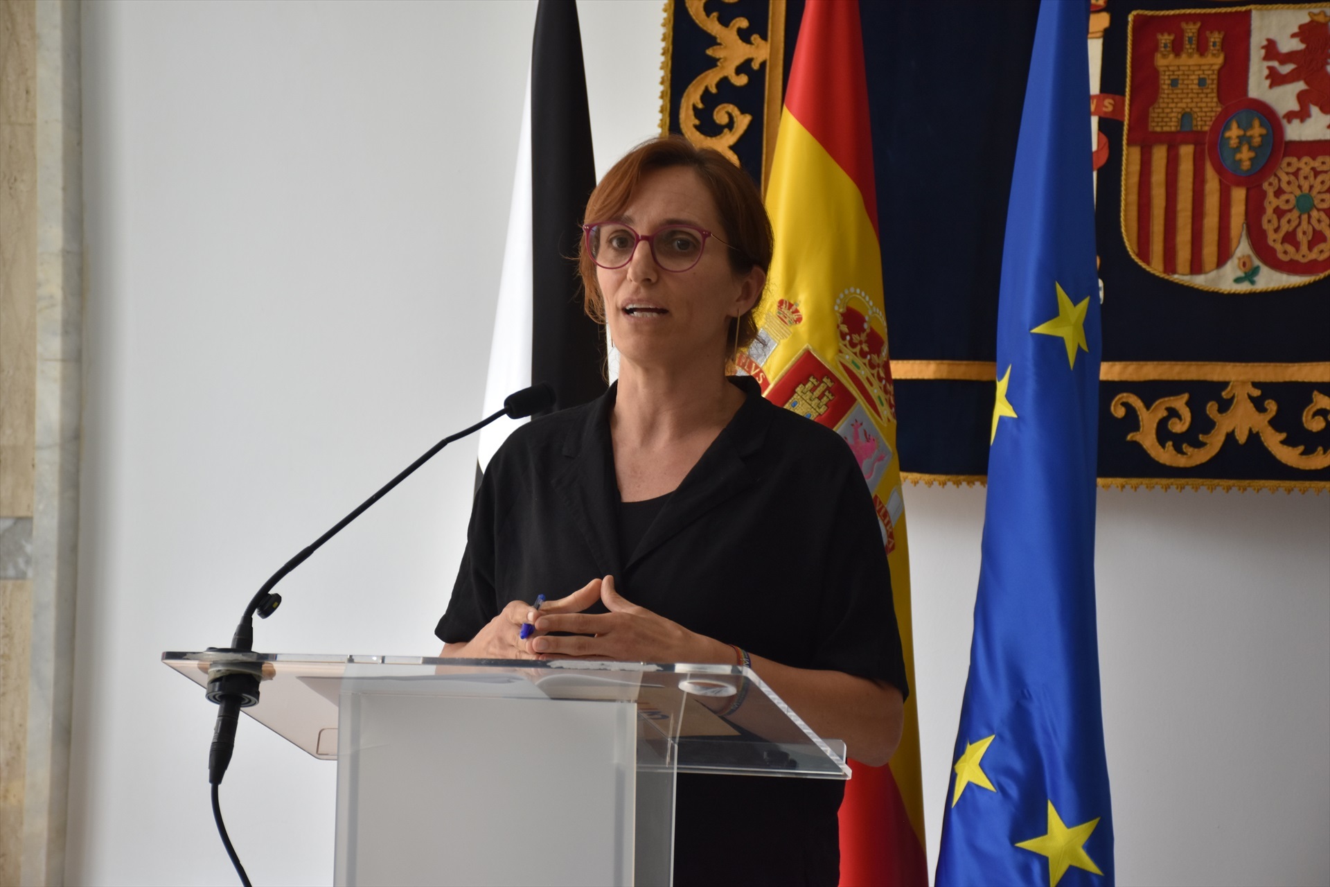La ministra de Sanidad, Mónica García, ofrece declaraciones a los medios tras su reunión con el presidente de Ceuta, a 16 de agosto de 2026, en Ceuta