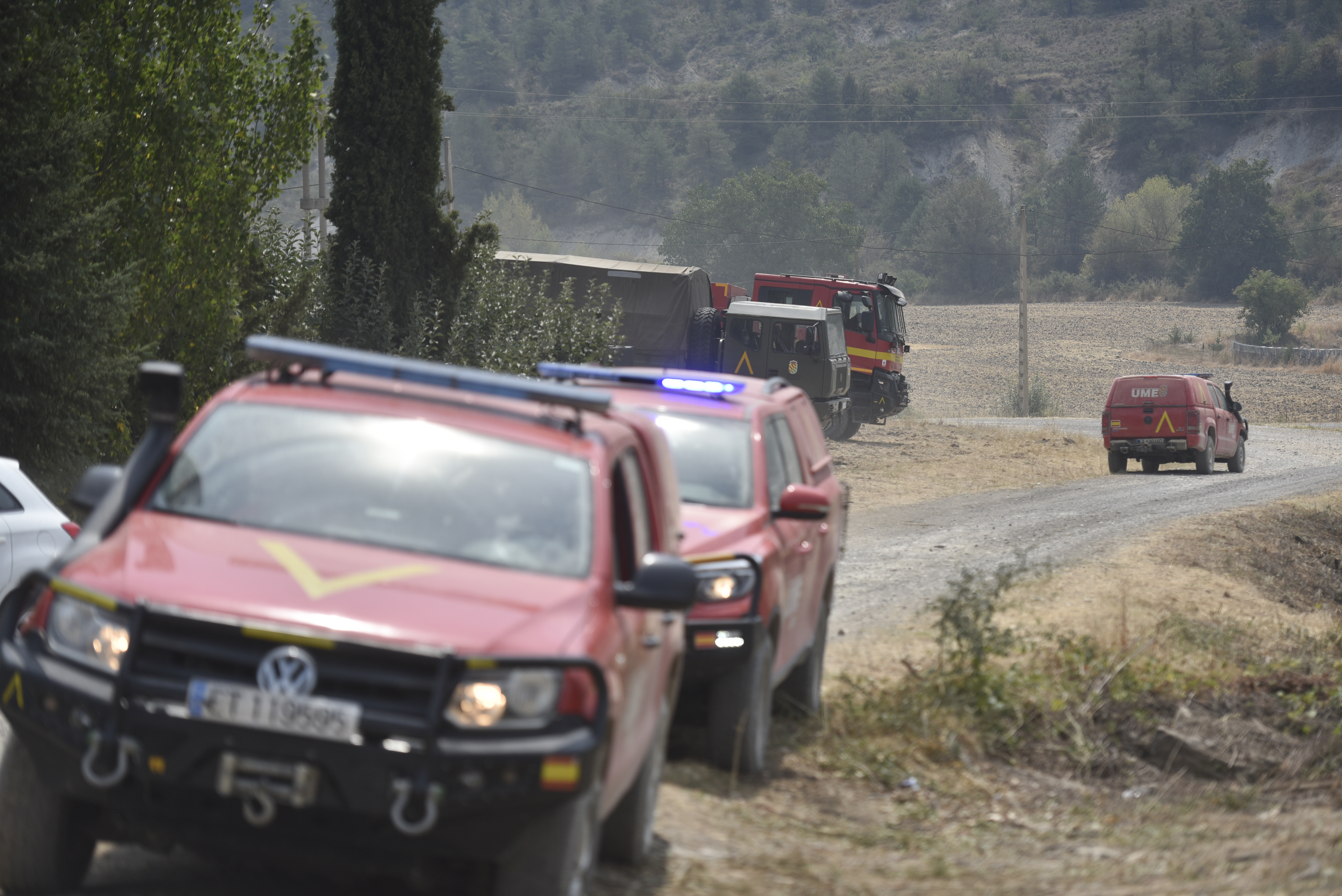 Vehículos de la UME durante las labores de extinción de un incendio forestal