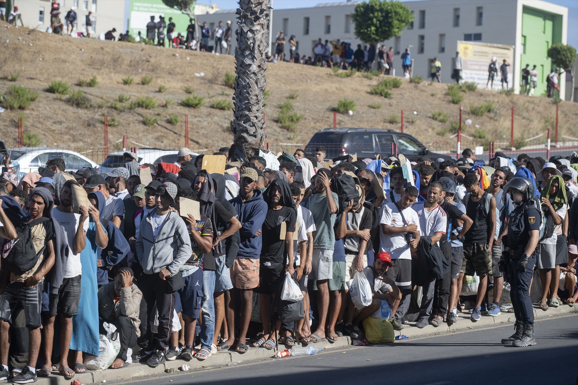 El Gobierno incorpora polideportivos, terrenos y otras infraestructuras para reforzar la respuesta ante la crisis migratoria en la ciudad autónoma