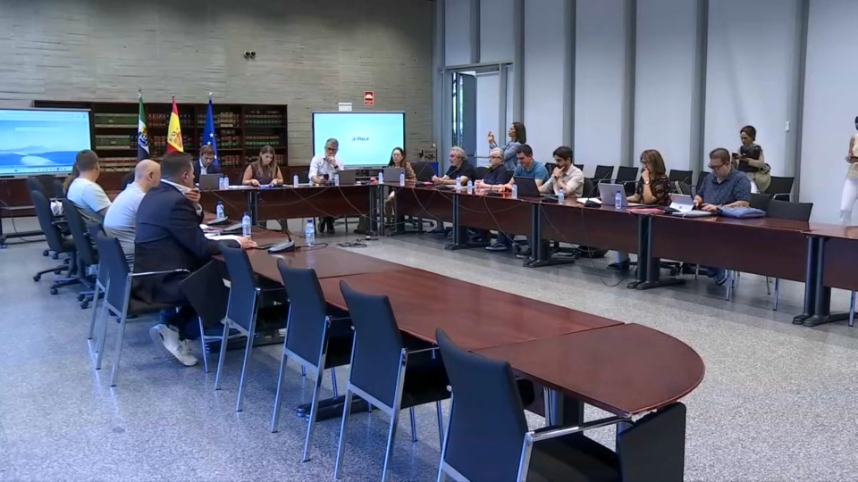 Reunión de la Junta de Extremadura con los sindicatos para negociar la homologación salarial