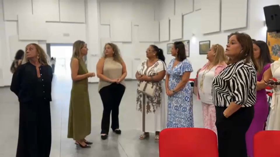 La presidenta de la Junta, María Guardiola, reunida con mujeres gitanas de la federación ‘Kethané Romnia’