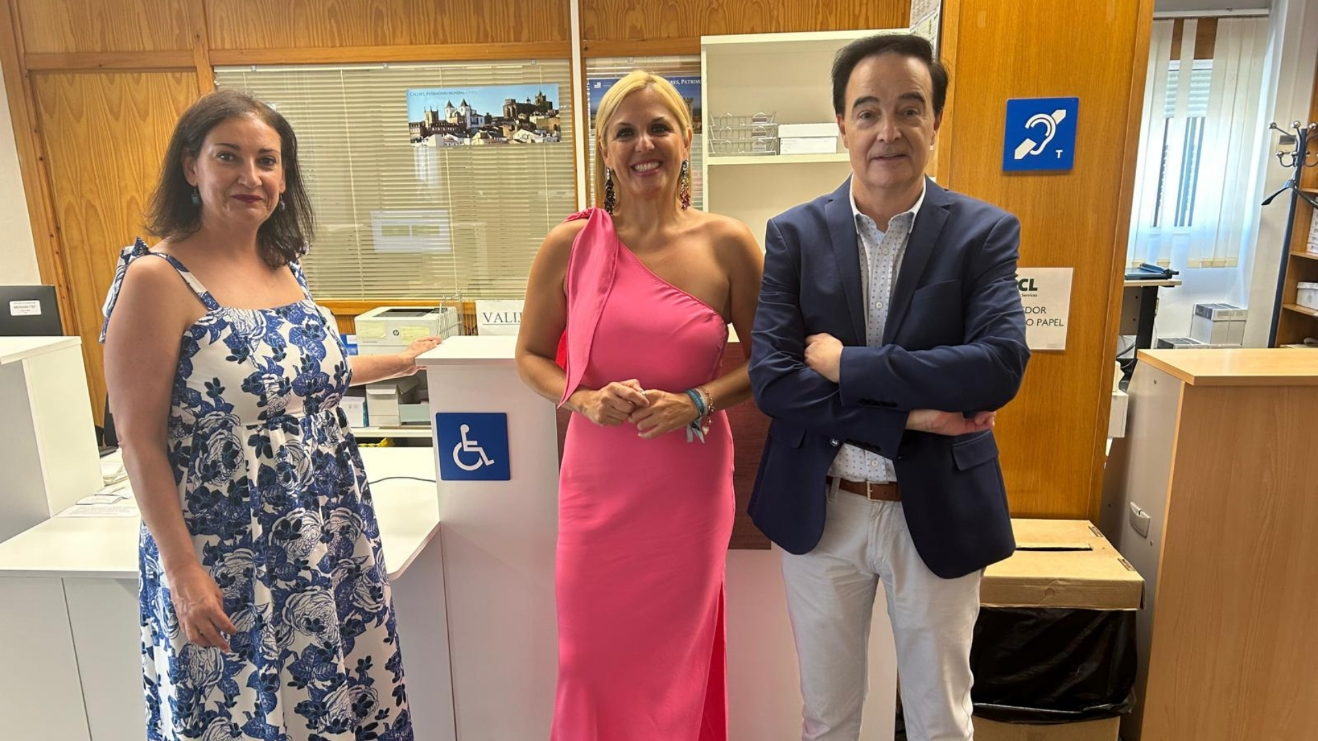 Consejera de Hacienda, Elena Manzano (en el centro) y el presidente de Apamex, Jesús Gumiel (derecha).