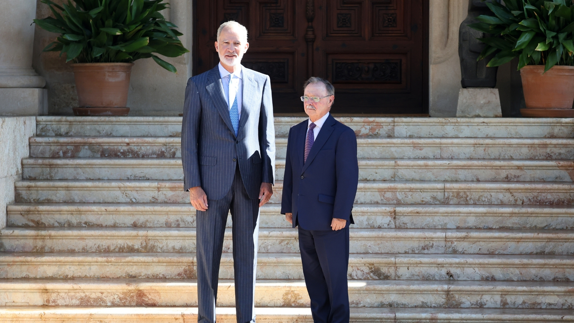 El Rey VI junto a Juan Jesús Vivas Lara, presidente de la Ciudad Autónoma de Ceuta, en el Palacio de Marivent