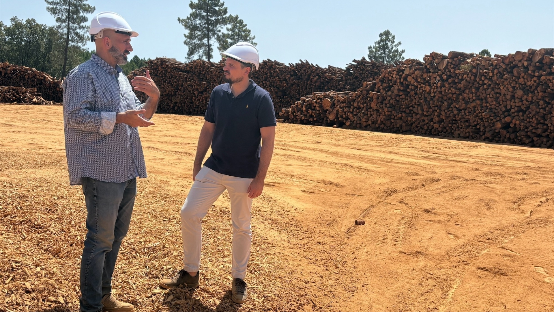 El vicepresidente y consejero de Presidencia, Abel Bautista, visita la planta de fabricación y distribución de pellets de Biomasa Sierra de Gata SL en Villasbuenas de Gata