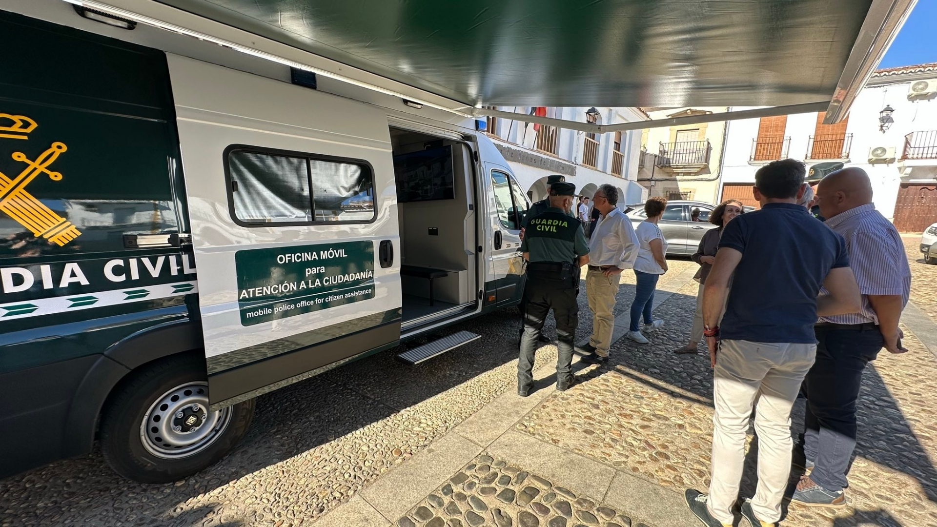 Oficina móvil instalada en Casas de Millán para que los afectados por el incendio forestal puedan registrar los daños en sus fincas, huertos y explotaciones agrícolas.