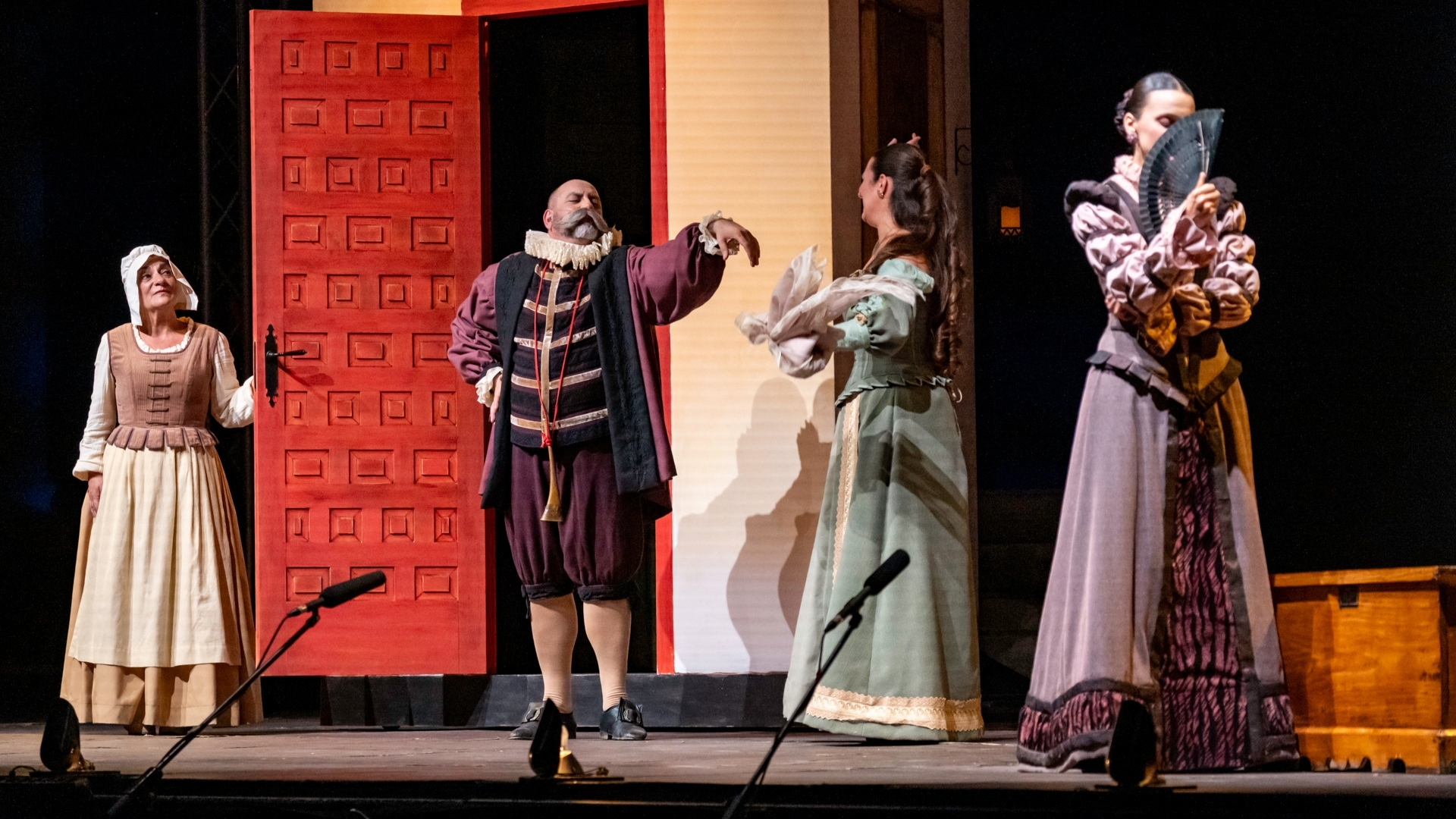Representación de 'Casa con dos puertas, mala es de guardar' en el Festival de Teatro Clásico de Alcántara