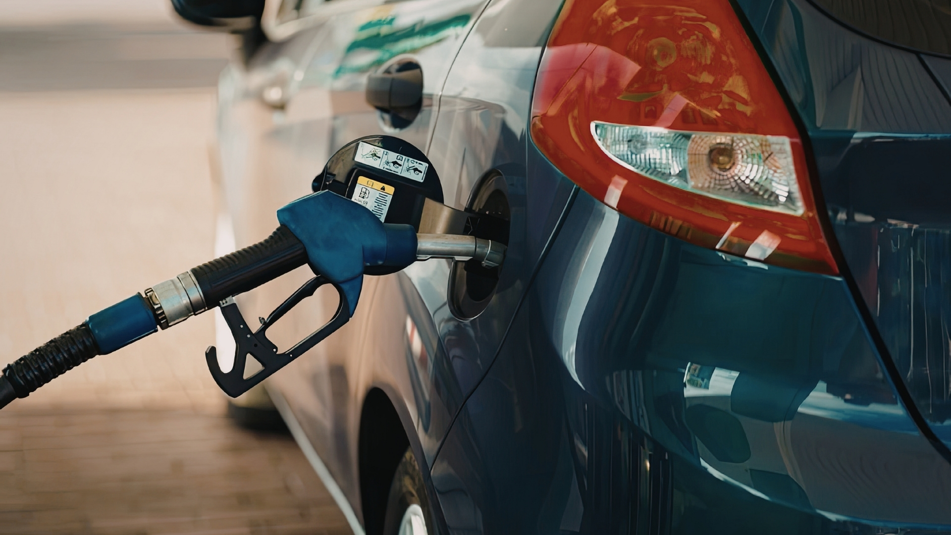 Coche repostando en una gasolinera