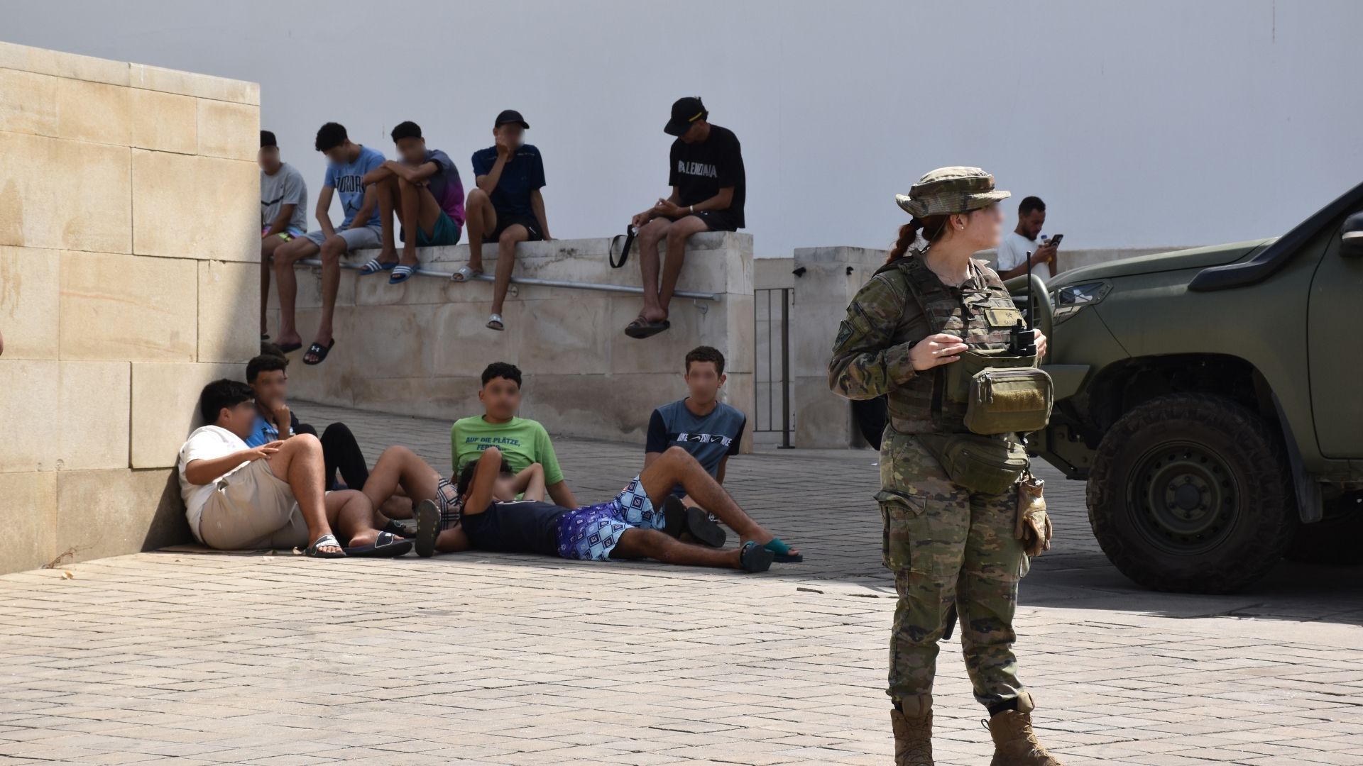 Varios militares dan apoyo a efectivos de la Policía Nacional en Ceuta