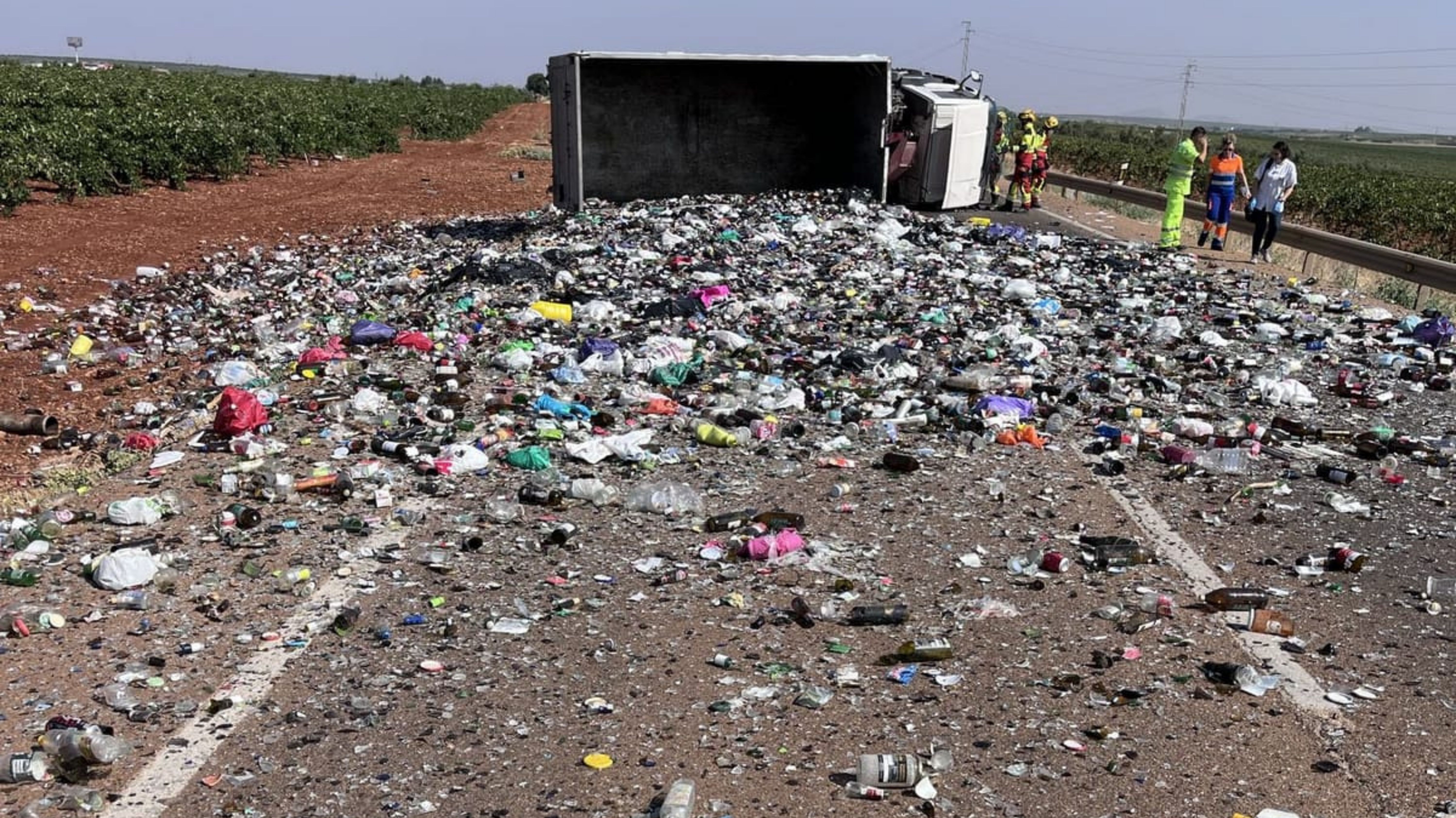 Un camión cargado de botellas de vidrio vuelva en la N-630 a la altura de Villafranca de los Barros.