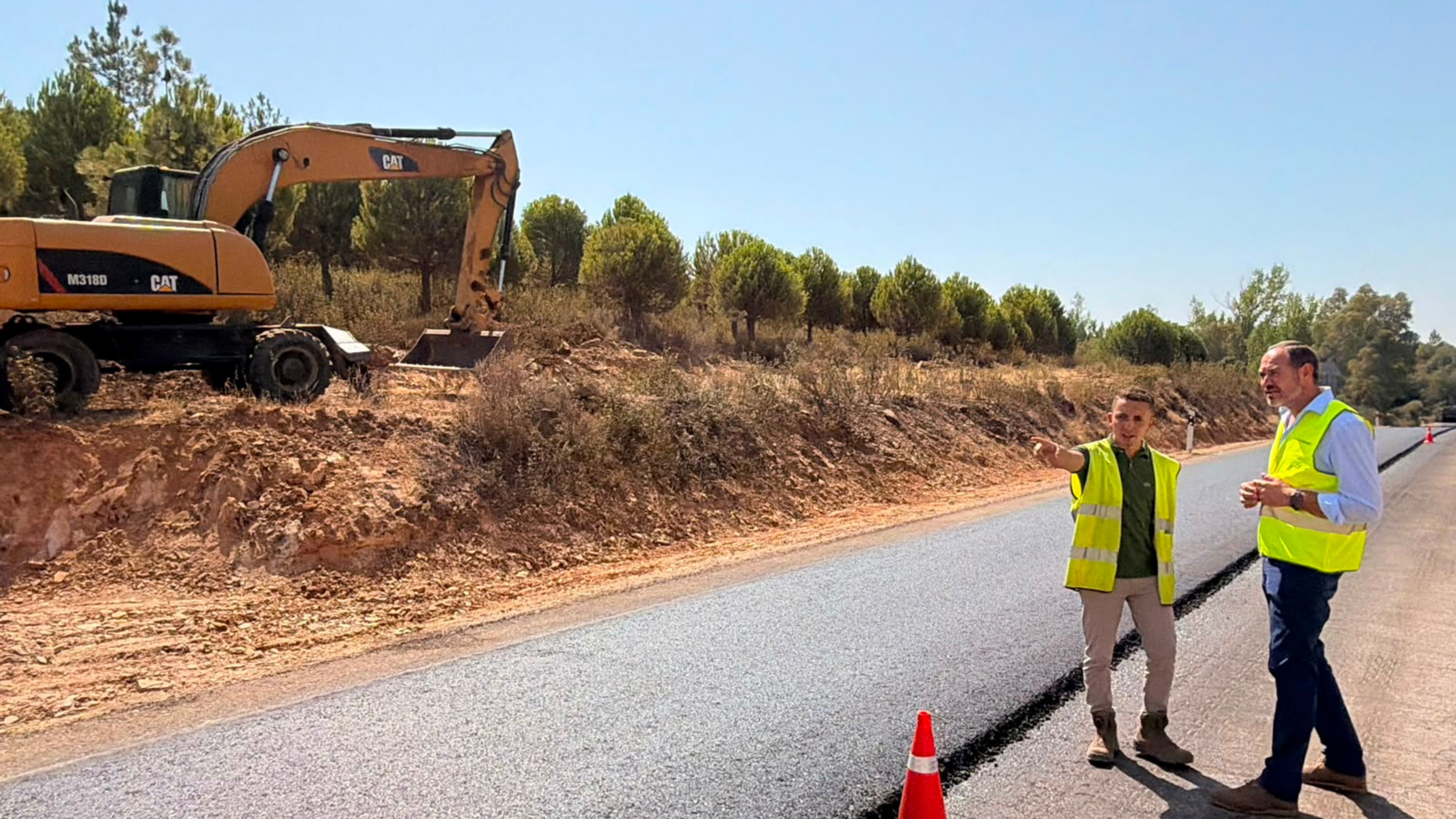 El consejero de Infraestructuras, Transporte y Vivienda, Francisco José Ramírez, durante una visita a las obras de la EX-108.