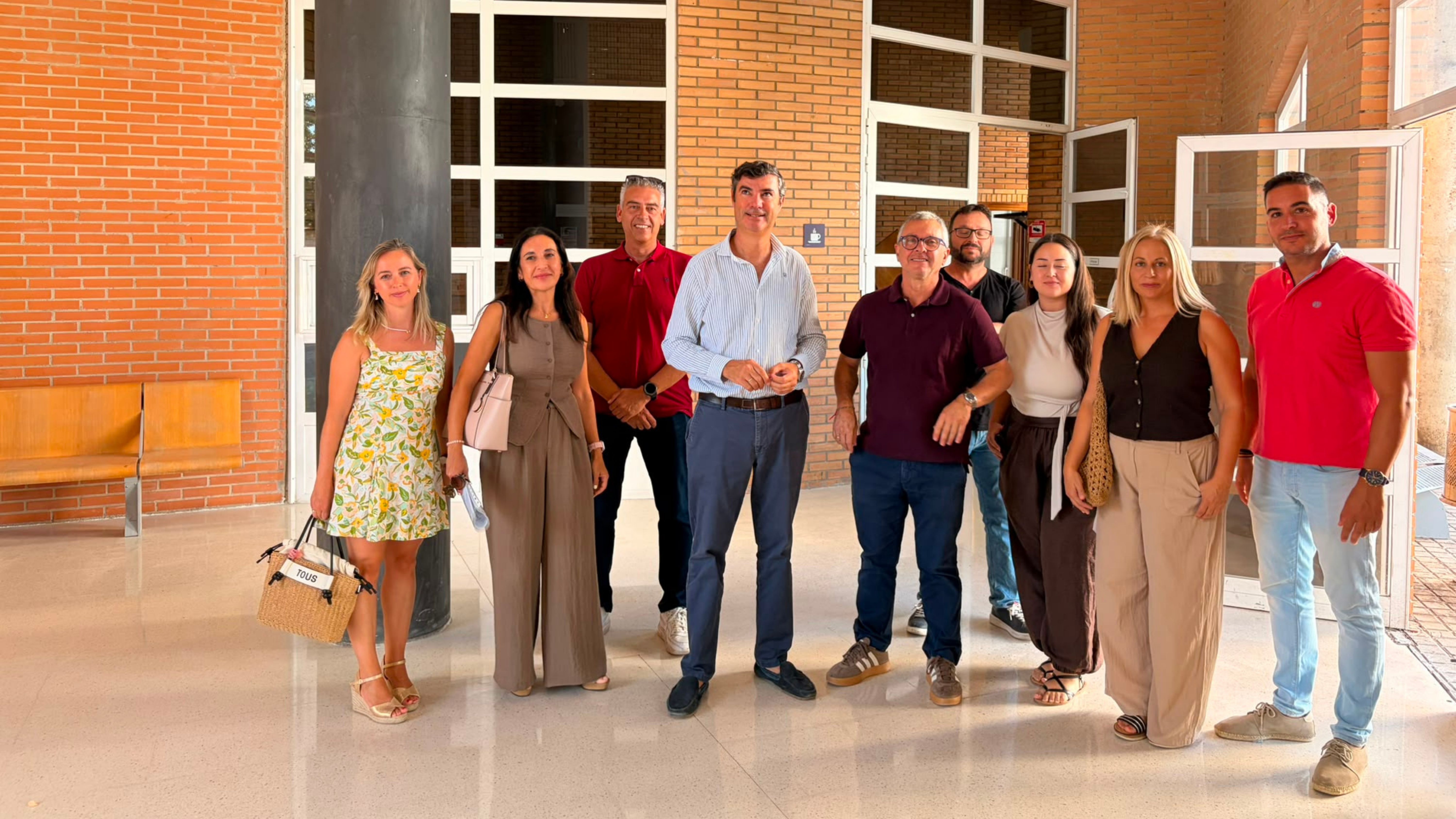 El director general de Transportes, Cristóbal Maza, visita la estación de autobuses de Villafranca de los Barros.