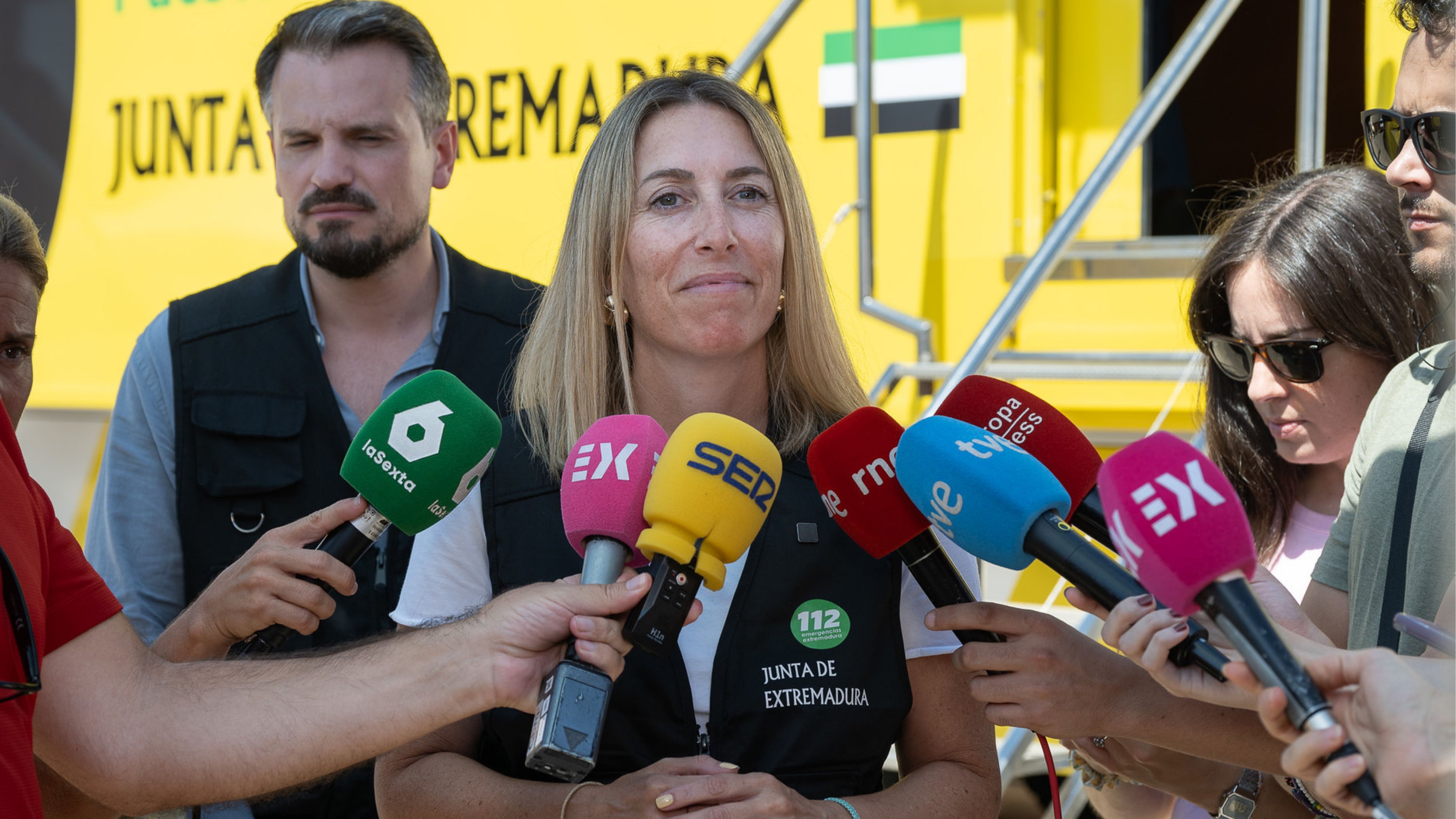 La presidenta de la Junta, María Guardiola, en el Puesto de Mando Avanzado de Pinofranqueado.