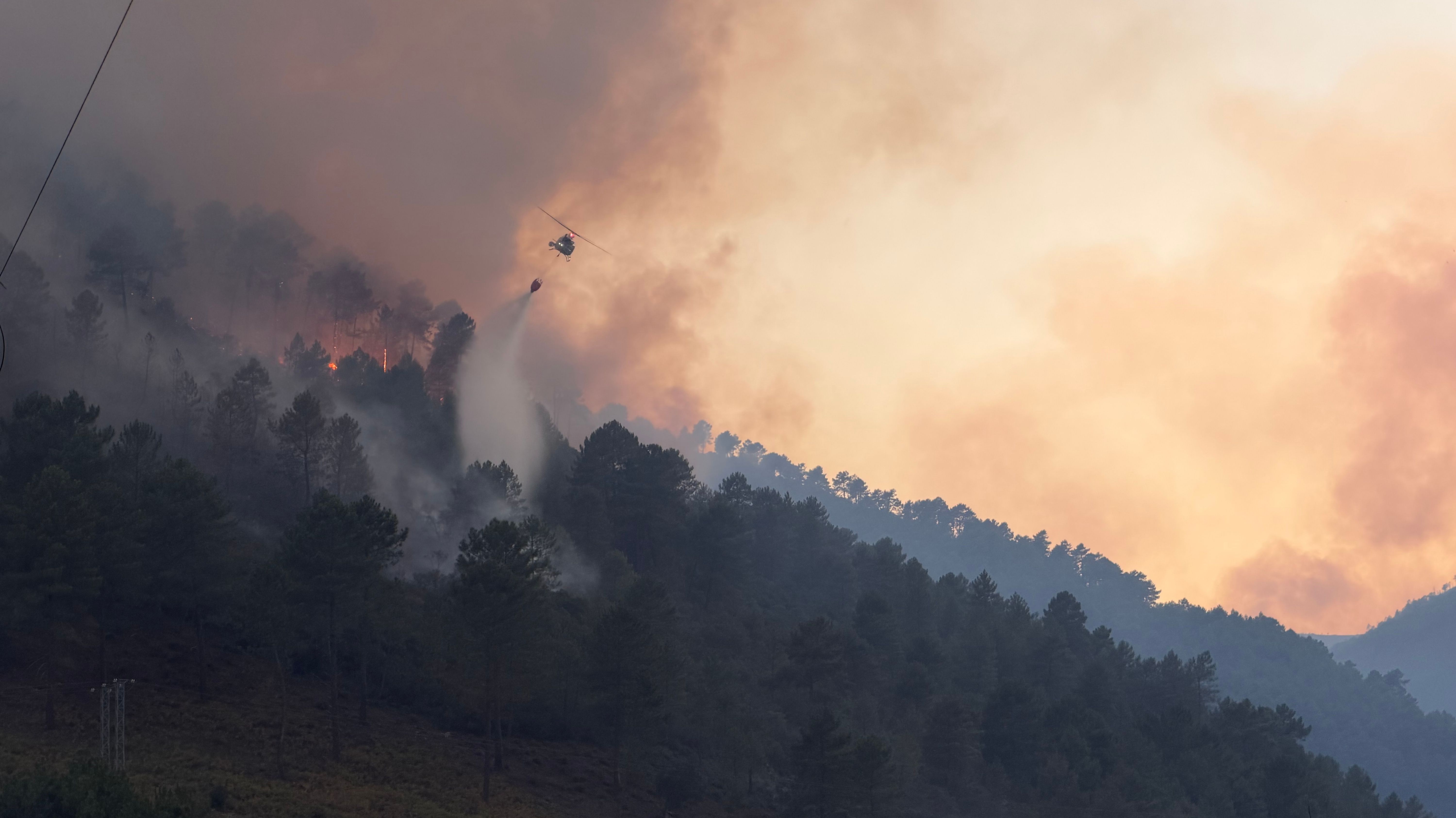 Medios aéreos trabajan en la extinción del Incendio de Las Hurdes (agosto de 2026)