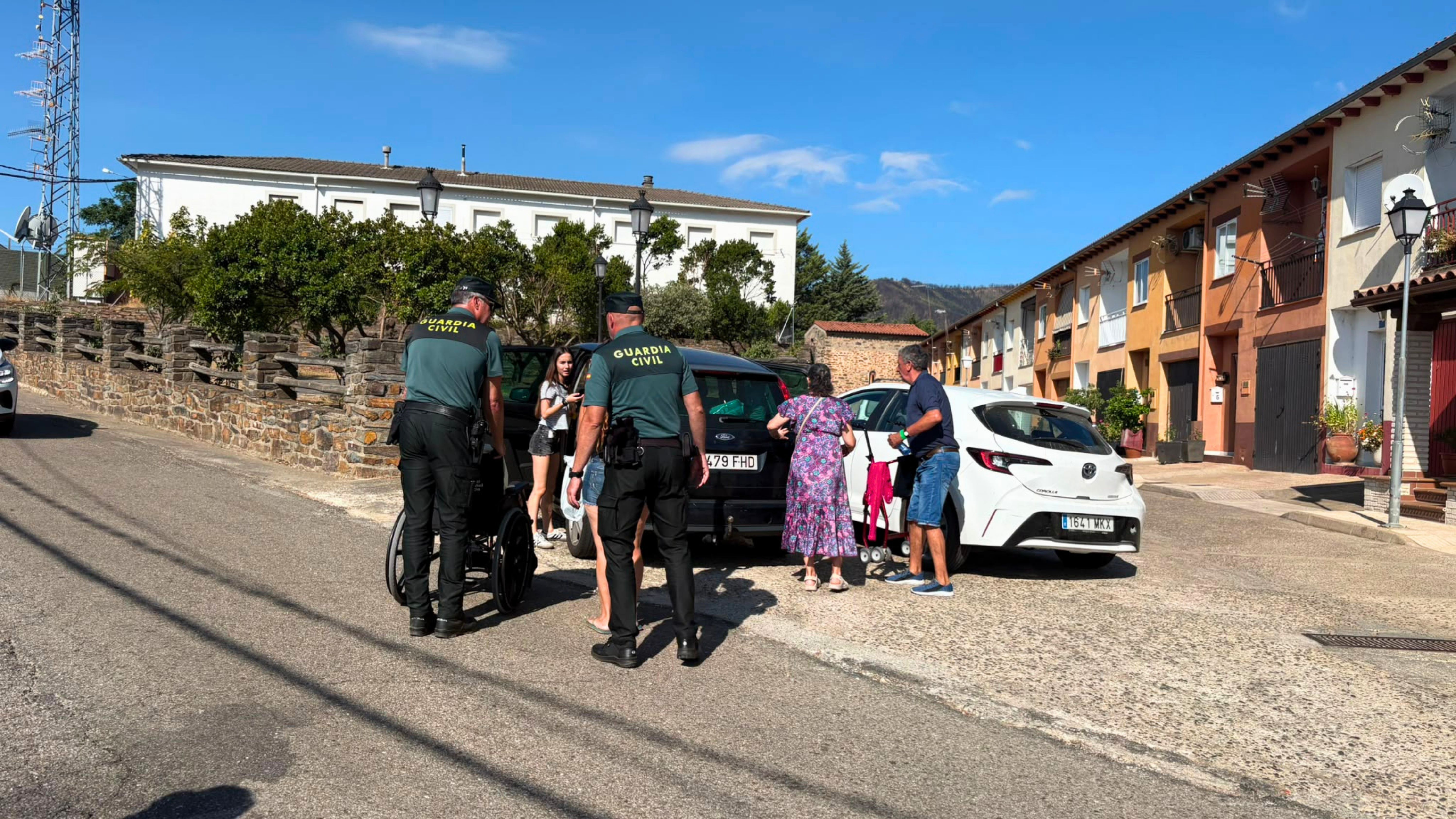 Los vecinos evacuados de Las Hurdes vuelven a sus casas. 
