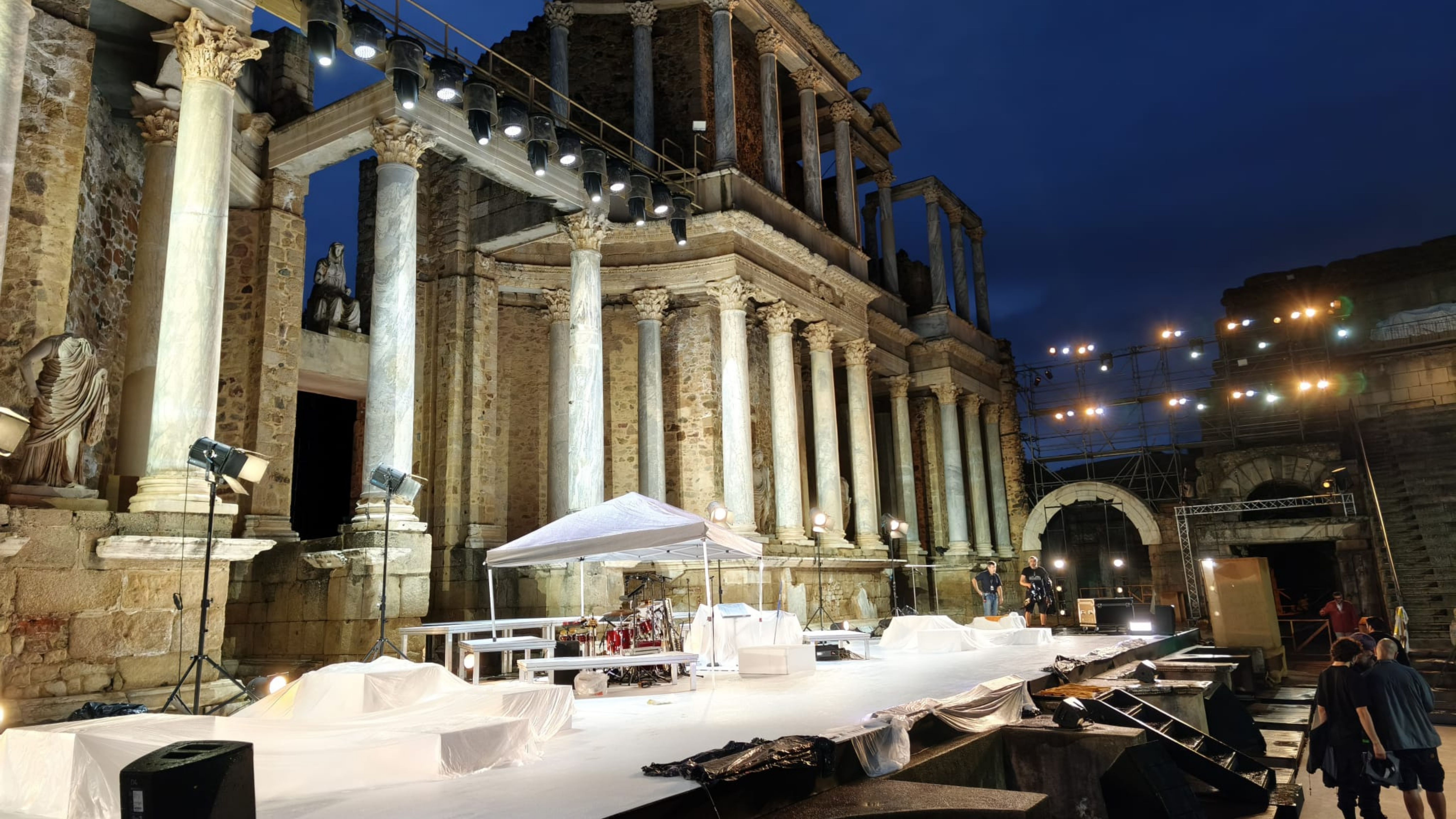 Plásticos y cenador instalados en el escenario del Teatro Romano para proteger los equipos de la lluvia. 