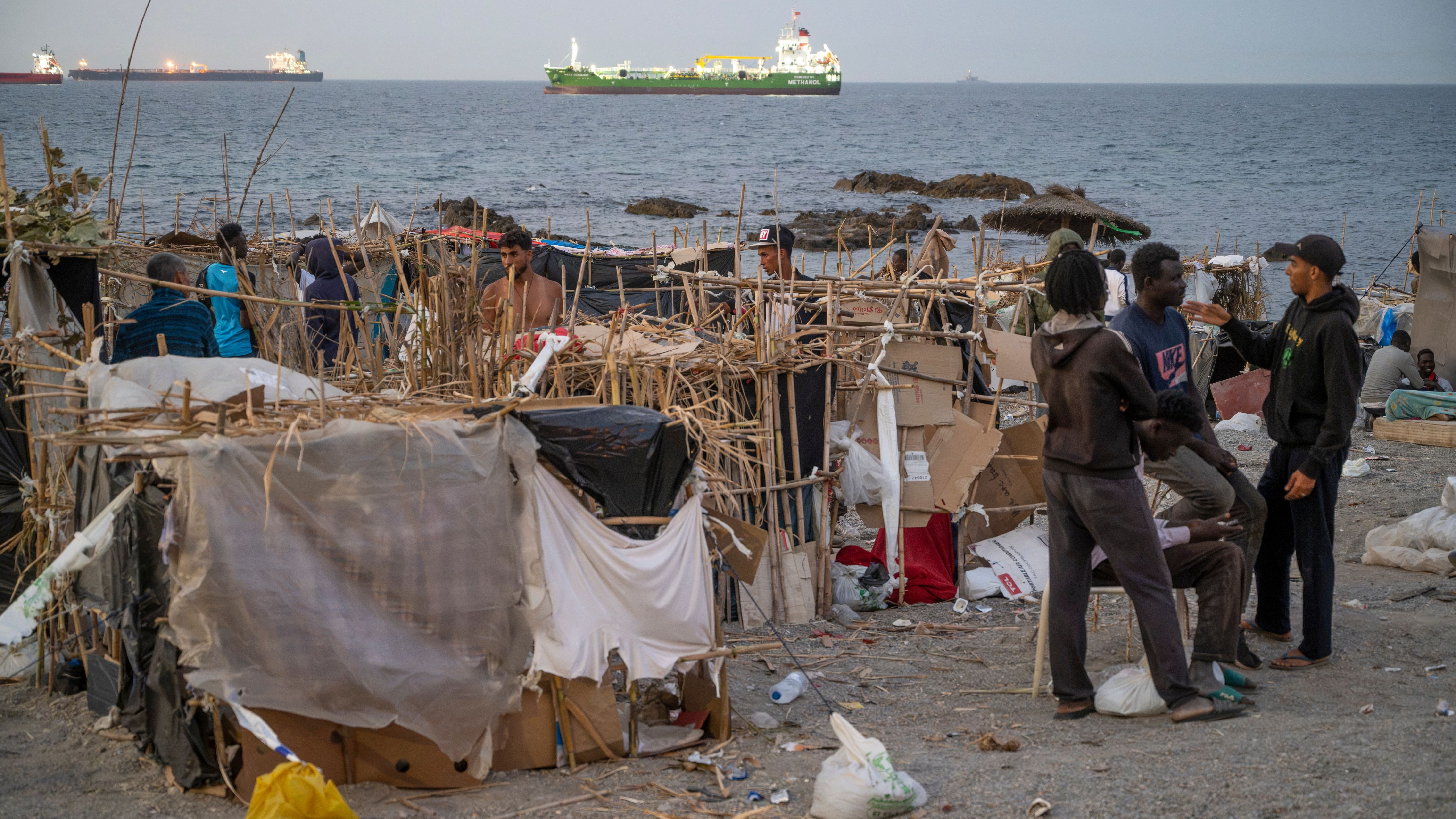 Varios inmigrantes en una playa de Ceuta (España)