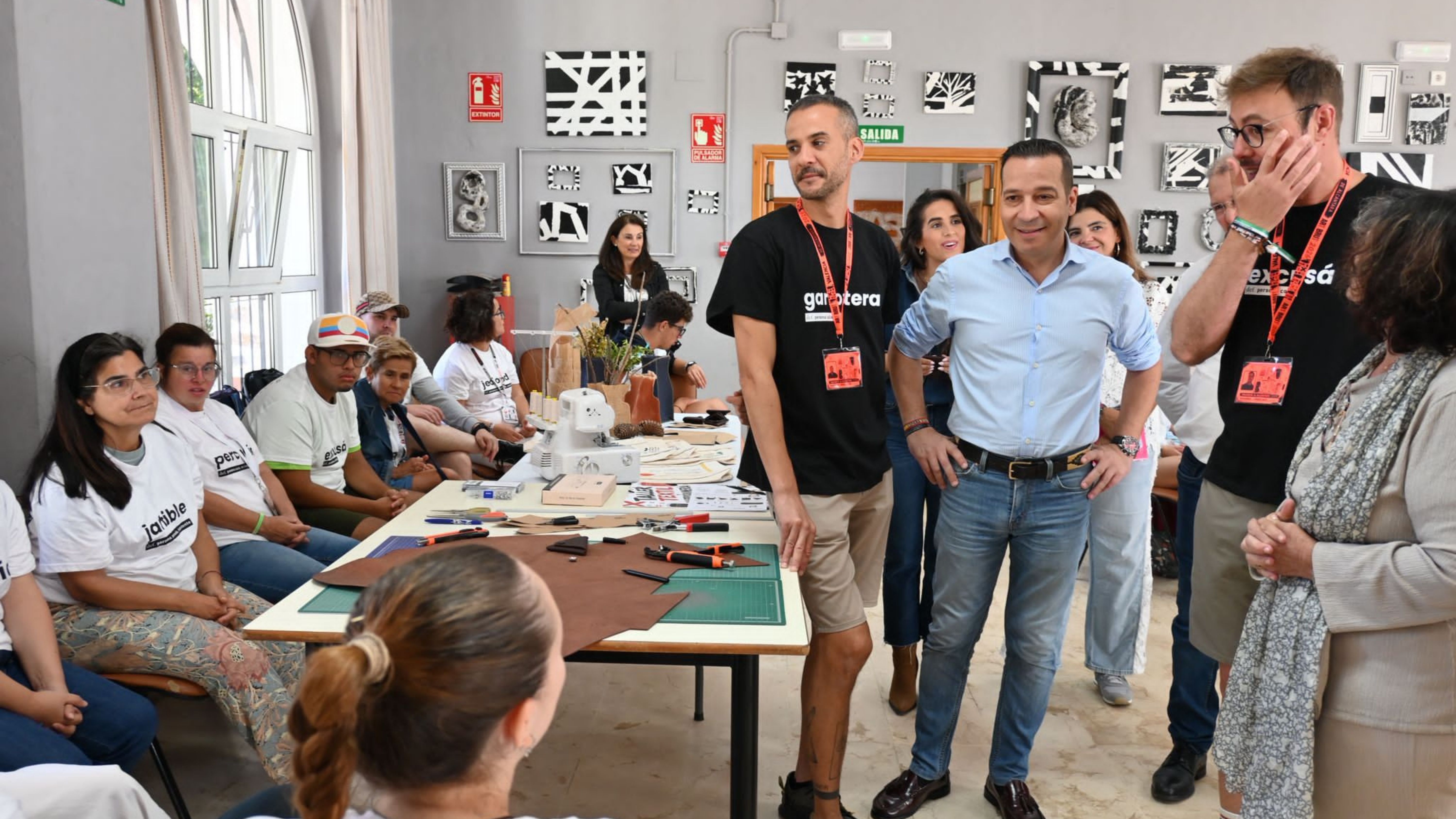El vicepresidente y consejero de Desregulación, Servicios Sociales y Familia, Óscar Fernández Calle, clausura el campo de voluntariado 'Art Brut' en el albergue juvenil de Valencia de Alcántara.