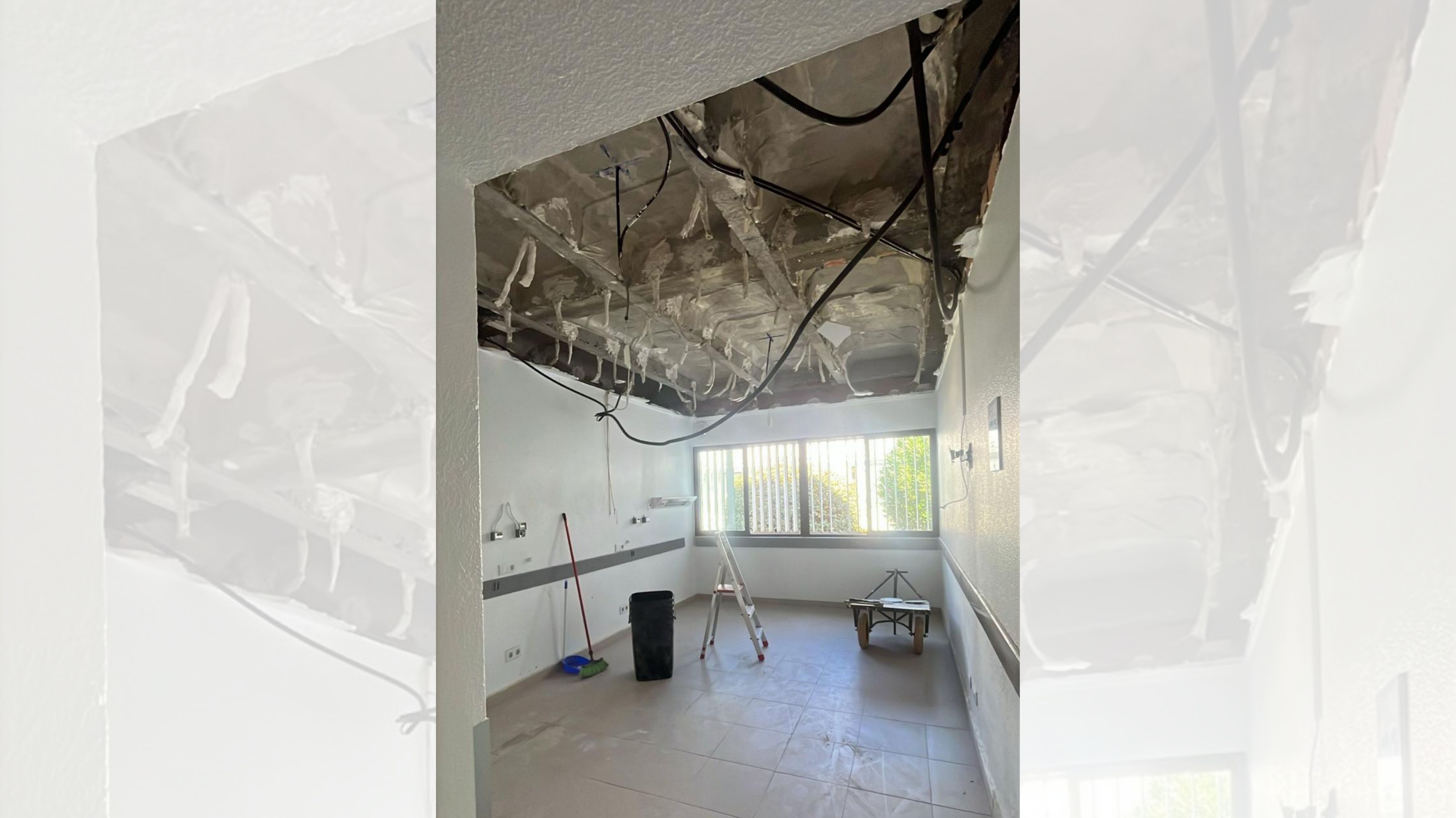 Habitación del Hospital Don Benito-Villanueva con el techo desprendido