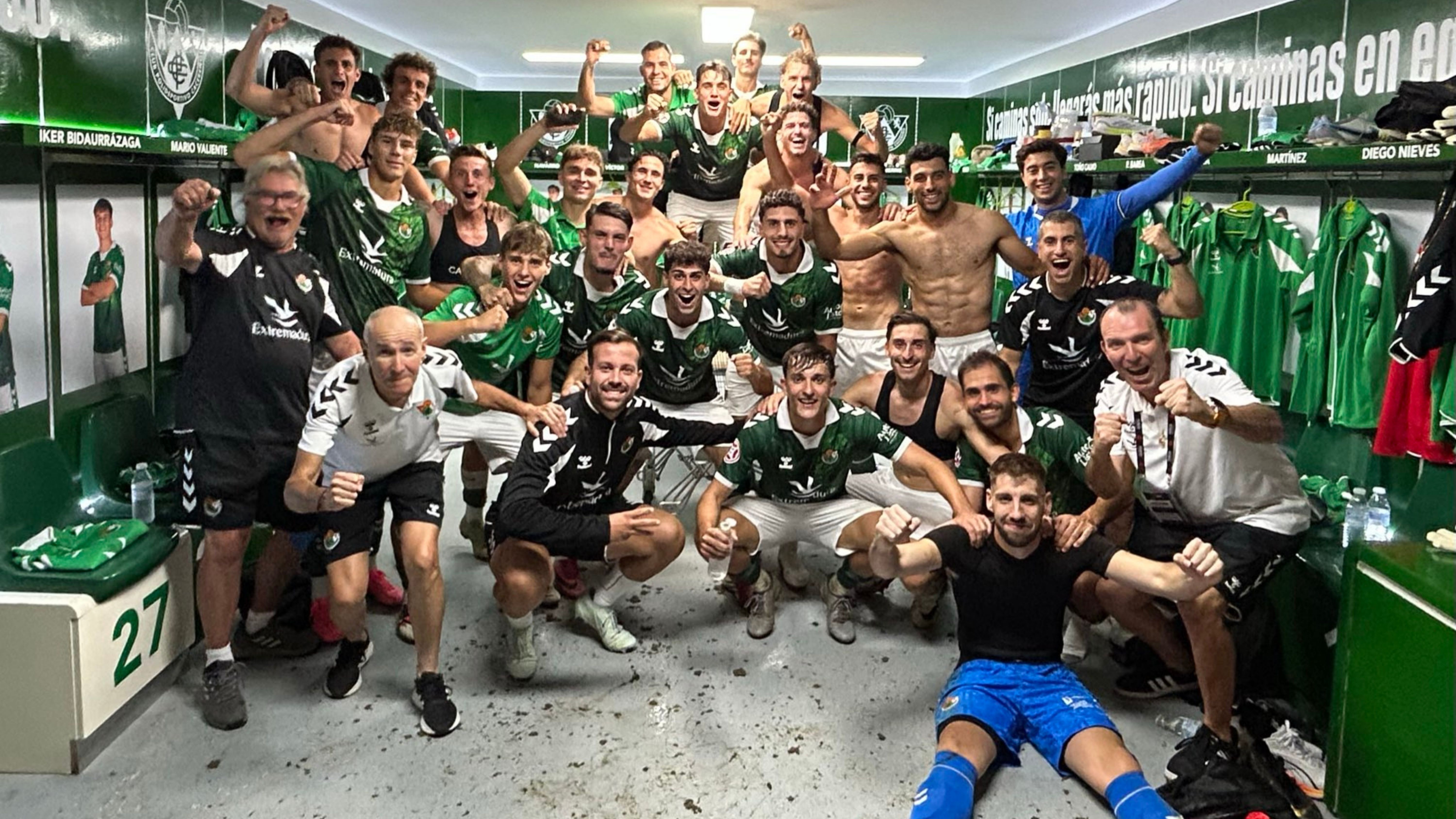 Celebración del Cacereño en el vestuario tras su primer partido y primera victoria de la temporada.