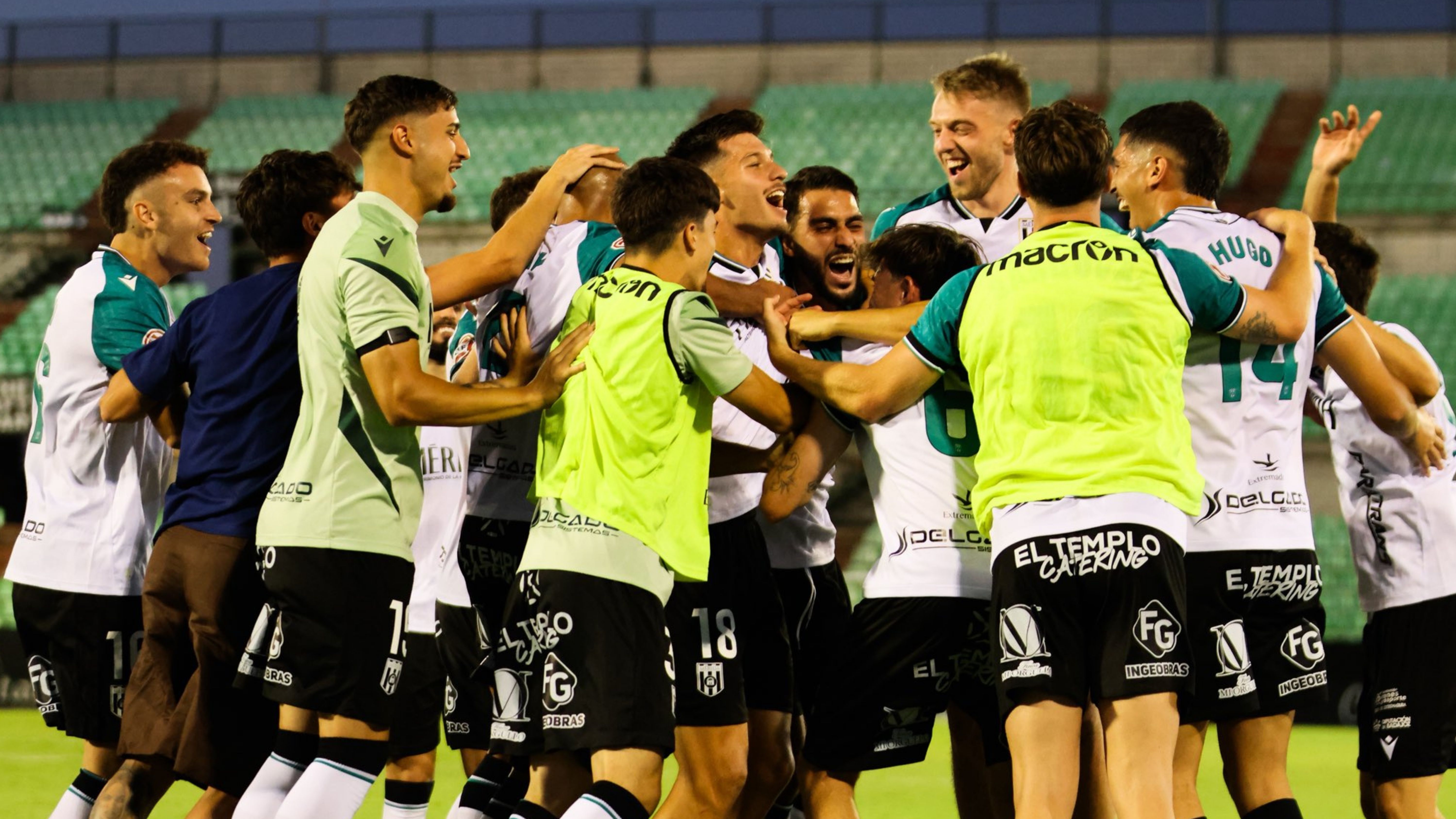 Jugadores del Mérida celebrando la primera victoria de la temporada.