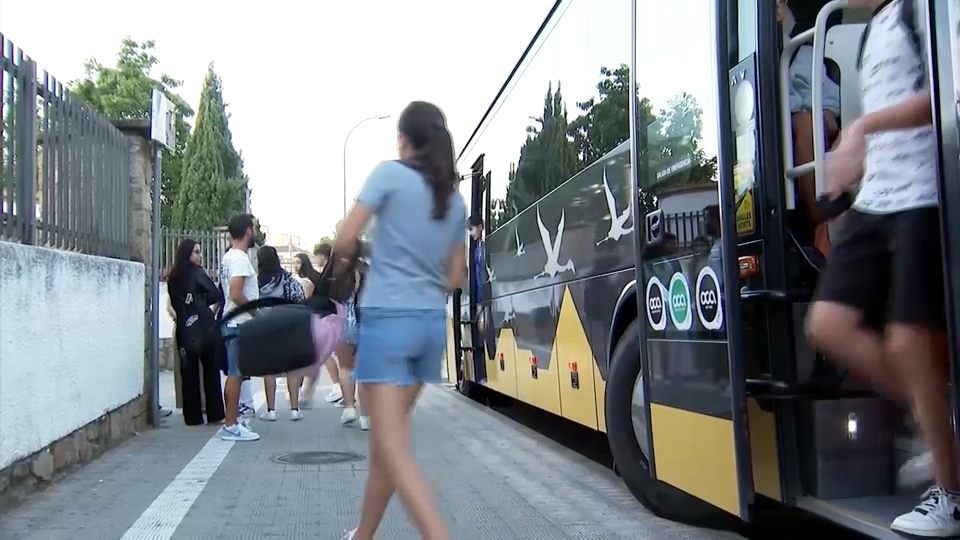 Escolares bajando de un autobús en una imagen de archivo
