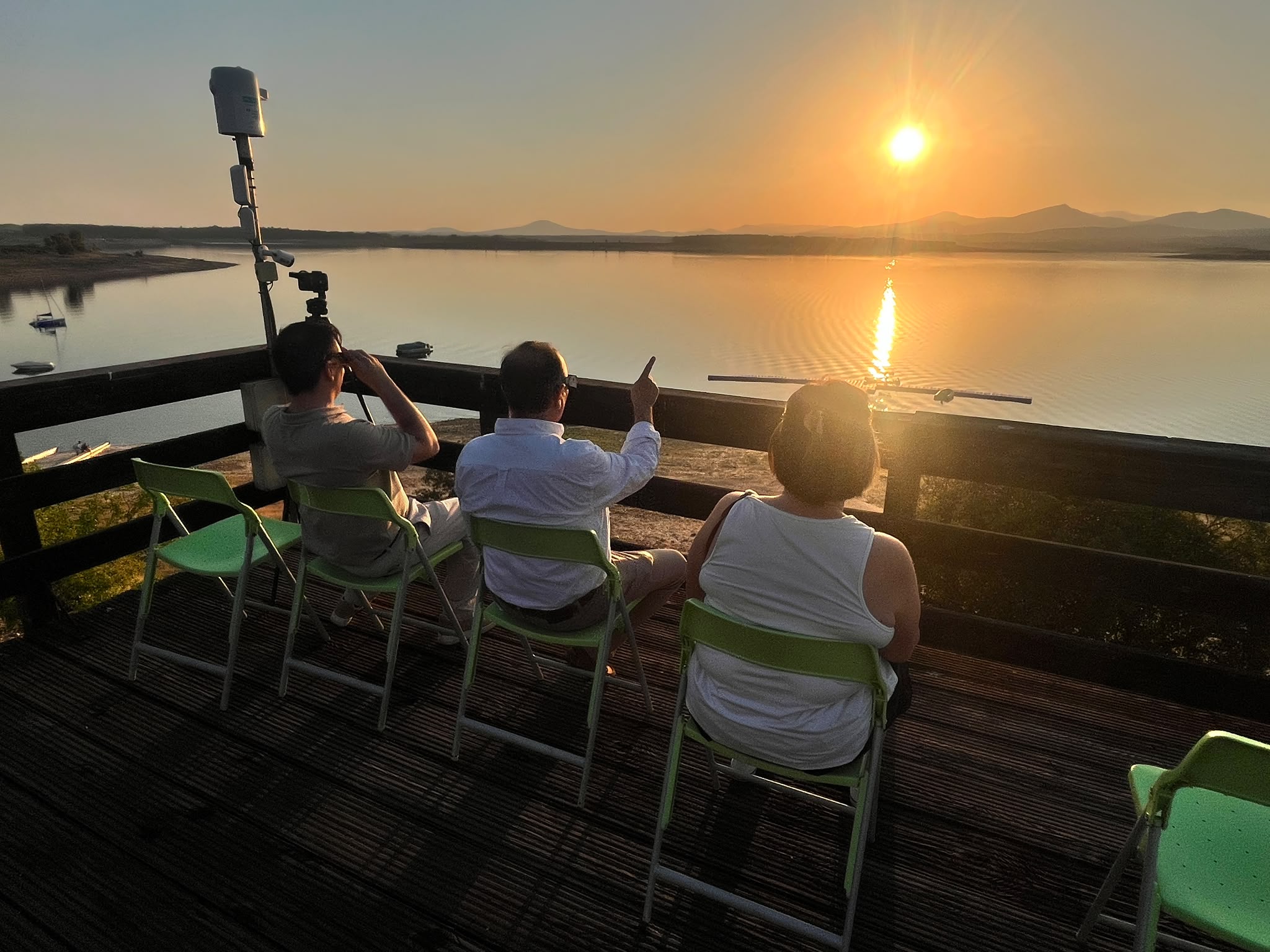 El consejero de Cultura, Laureano León ve el eclipse solar desde El Anillo se encuentra en el límite de los términos municipales de Guijo de Granadilla y Zarza de Granadilla, en el norte de la provincia de Cáceres.