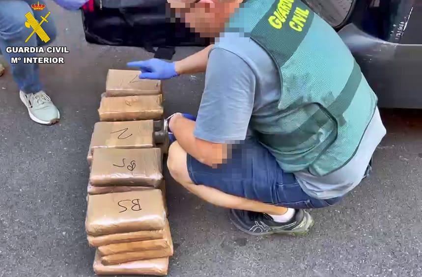 La Guardia Civil interviene 423 kilos de cocaína en una furgoneta abandonada en Talavera la Real