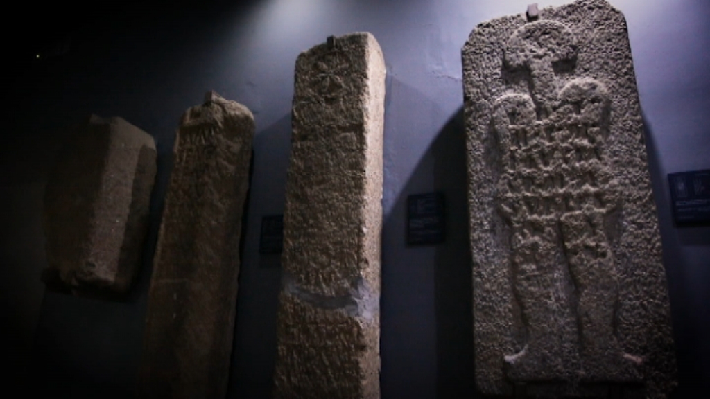 Algunos estudiosos han establecido un paralelismo entre la estela extremeña y la figura conocida como ‘El Astronauta’ de Nazca, en Perú.