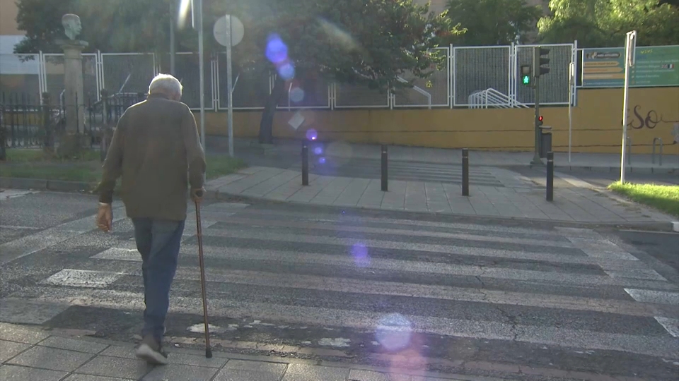 Hombre cruzando un paso de peatones en una imagen de archivo