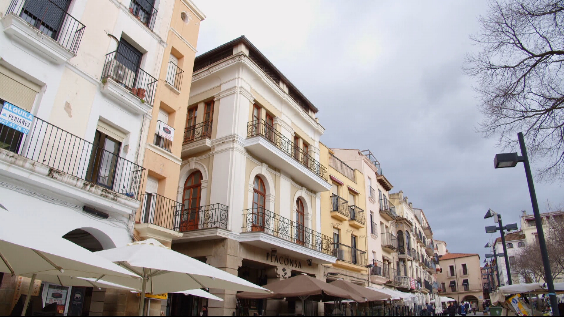 La casa más estrecha de la Plaza Mayor de Plasencia pasa casi desapercibida entre los soportales y terrazas de la plaza, pero su peculiar fachada la ha convertido en uno de los rincones más curiosos de la ciudad