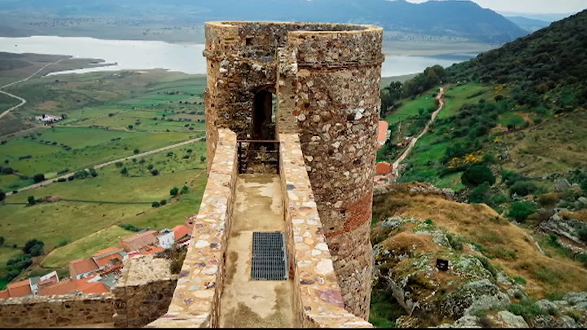Desde esta atalaya dominaba un territorio estratégico y controlaba antiguas vías de comunicación entre la Meseta y Andalucía