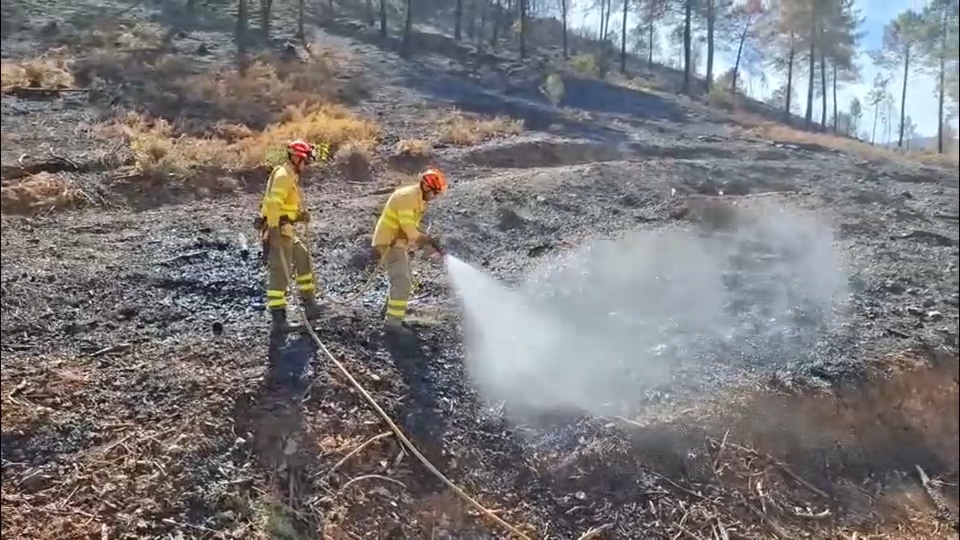 Los bomberos siguen refrescando la zona.