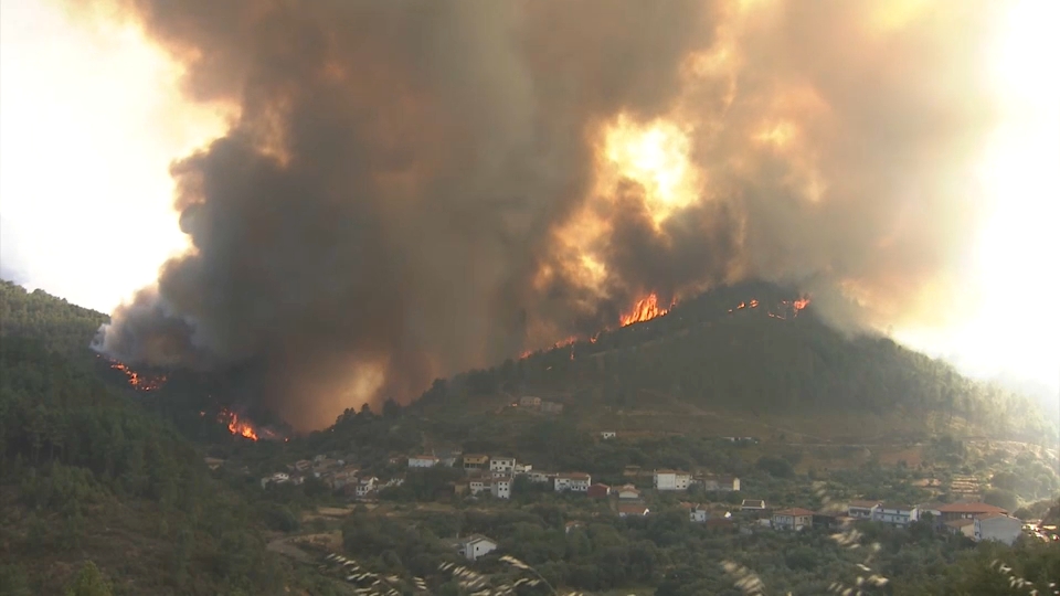 El incendio, cerca de Cerezal