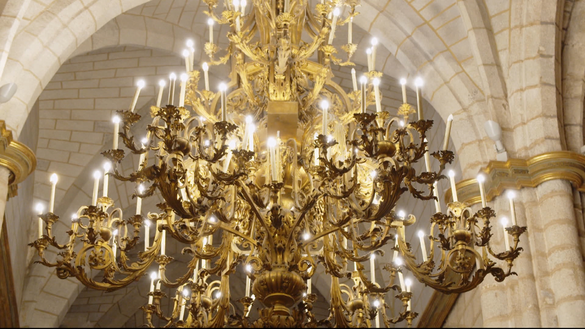 A partir de 1907 se retiraron las velas y se instaló iluminación eléctrica