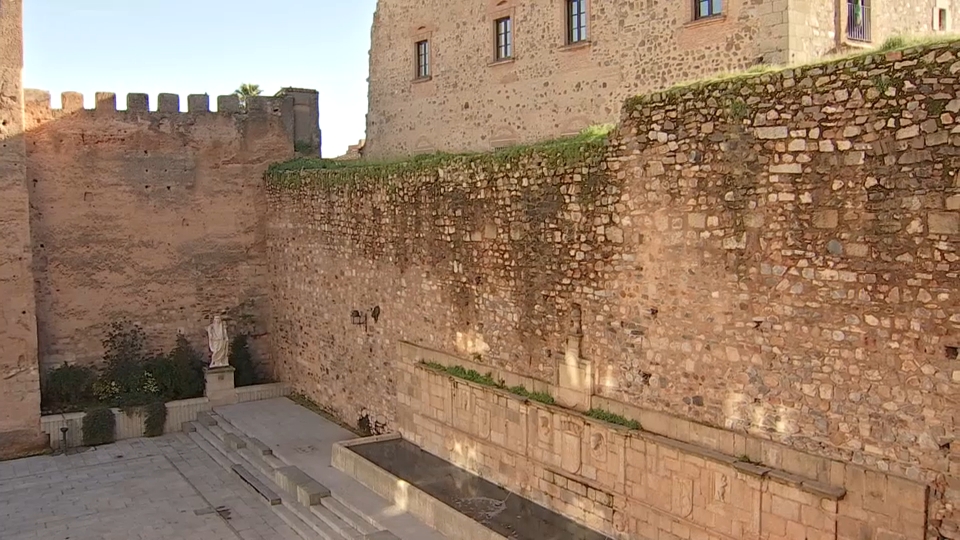 Hallan la corona de la Virgen del Arco de la Estrella durante la rehabilitación de la muralla
