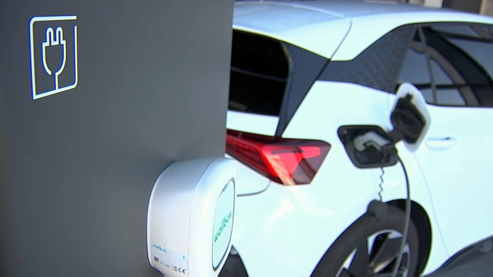 Coche eléctrico cargando.