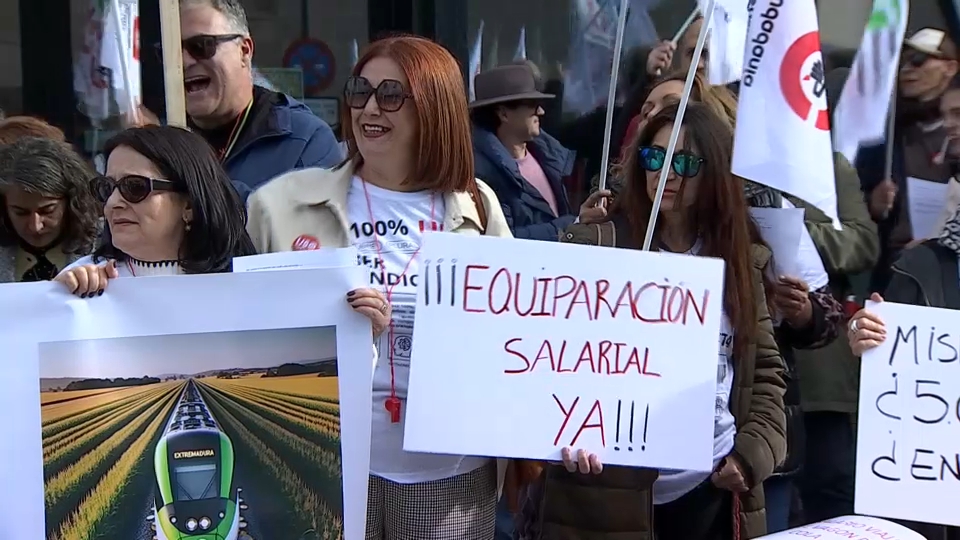 CSIF, UGT y CCOO preparan movilizaciones por la equiparación salarial en la Junta de Extremadura