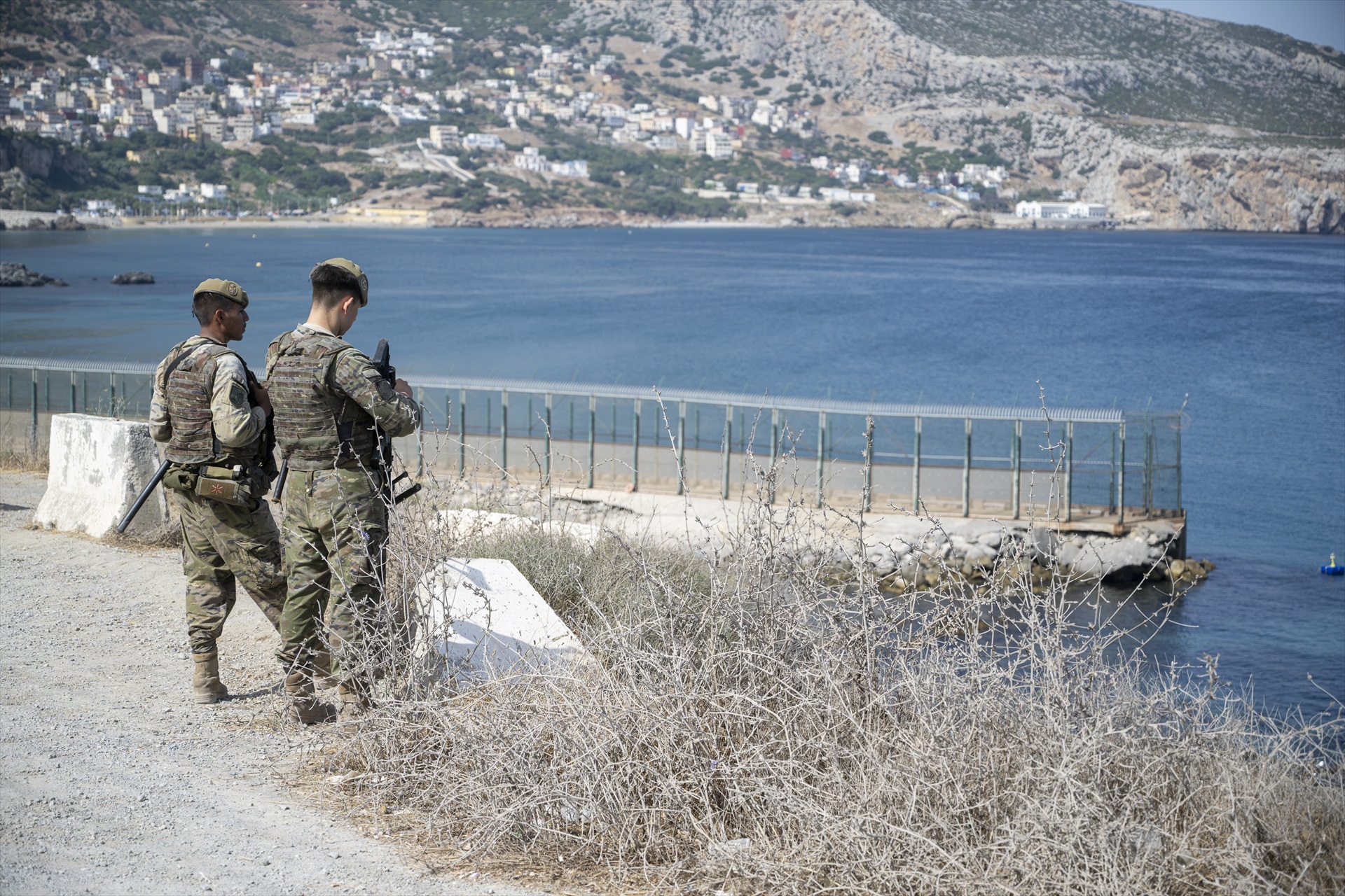 Dos militares vigilan la frontera entre España y Marruecos, en Ceuta