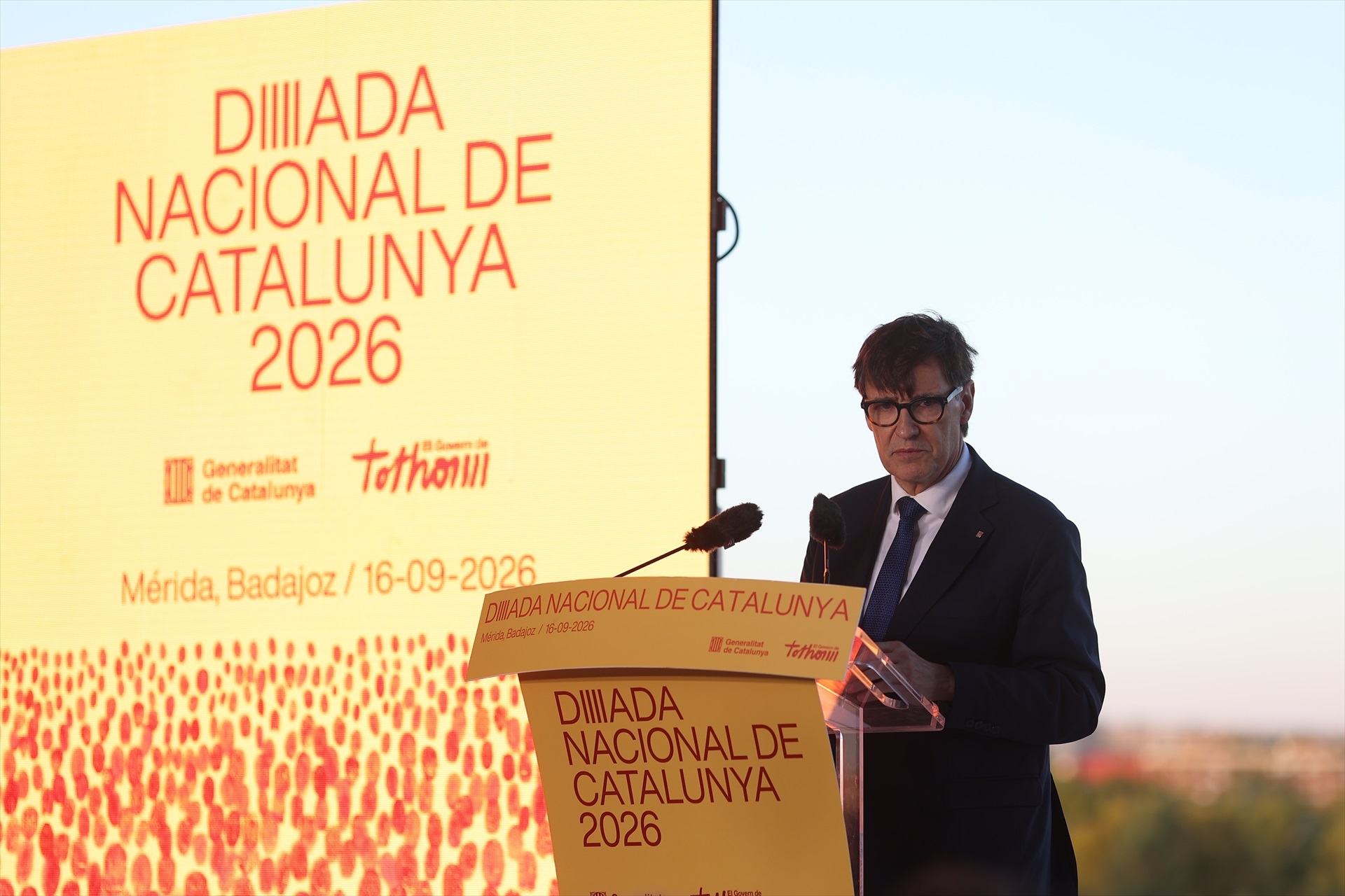 El president de la Generalitat, Salvador Illa, interviene durante el acto institucional con motivo de la Diada Nacional, en el Palacio de Congresos, a 16 de septiembre de 2026, en Mérida, Badajoz, 