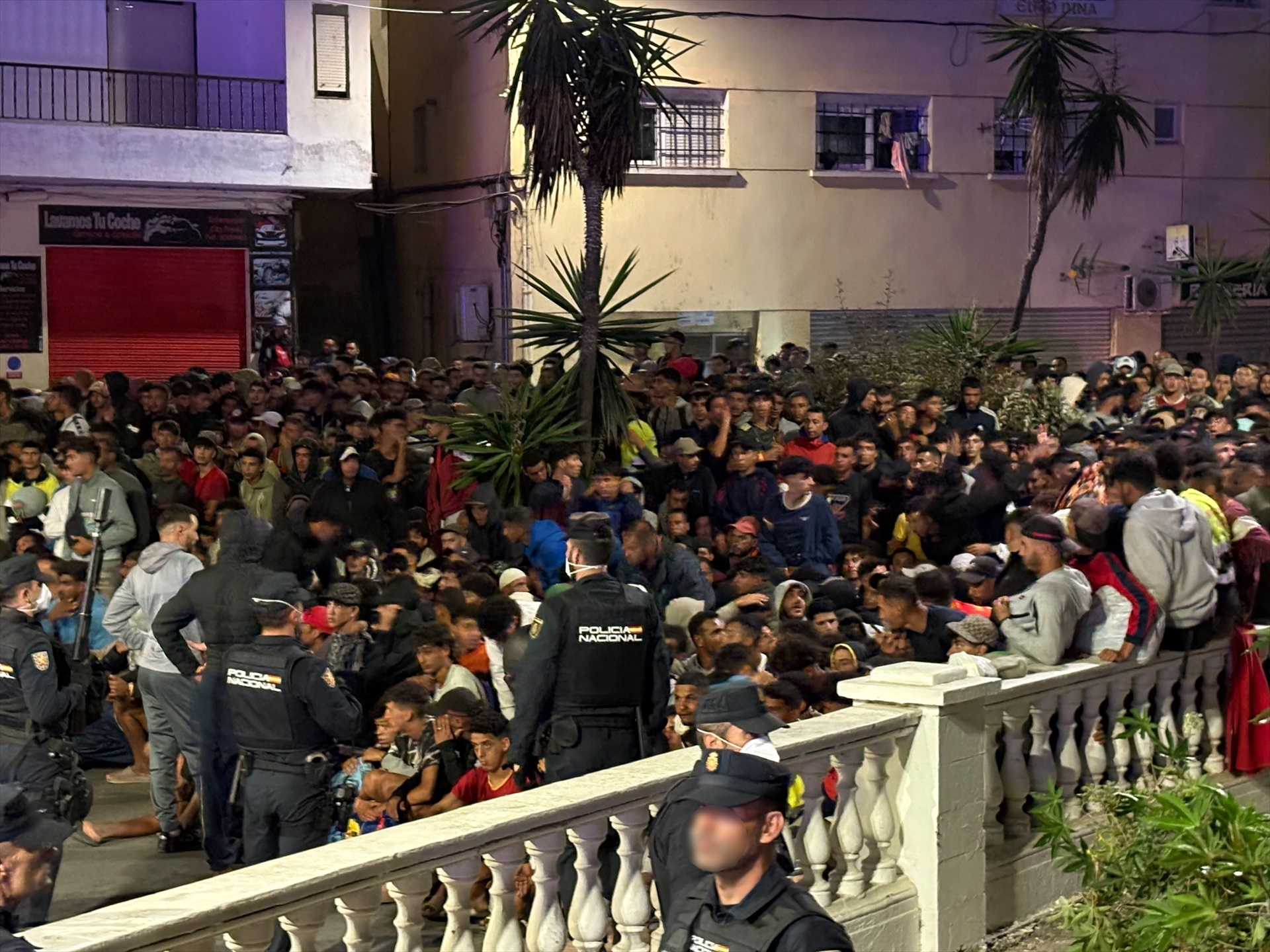 Los Cuerpos de Seguridad del Estado organizan a los migrantes para su traslado al Puerto de Ceuta, a 18 de septiembre de 2026, en Ceuta (España).