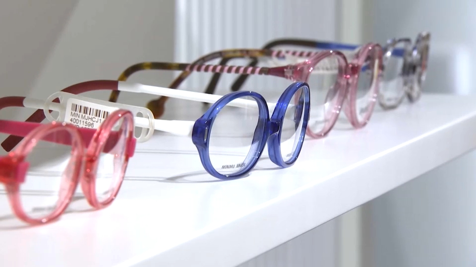 Gafas en una óptica en una imagen de archivo