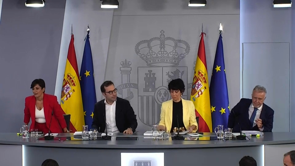 La ministra de Vivienda y Agenda Urbana, Isabel Rodríguez; el ministro de Política Territorial y Memoria Democrática, Ángel Víctor Torres; el vicepresidente primero y ministro de Economía, Comercio y Empresa, Carlos Cuerpo; y la ministra de Inclusión; Seguridad Social y Migraciones y portavoz del Gobierno, Elma Saiz
