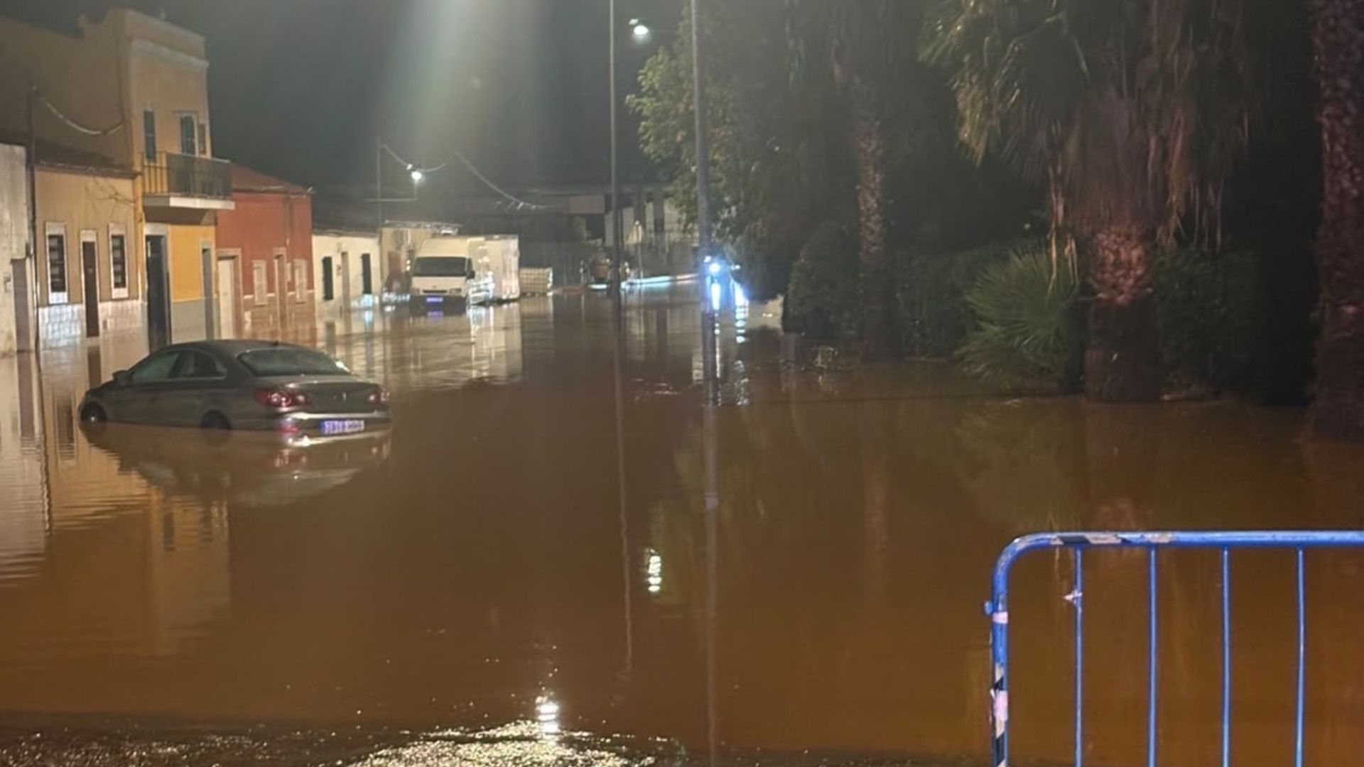 El temporal también ha provocado daños en dos vehículos y en una torre eléctrica. El nivel del agua a su paso por el municipio ya está descendiendo.