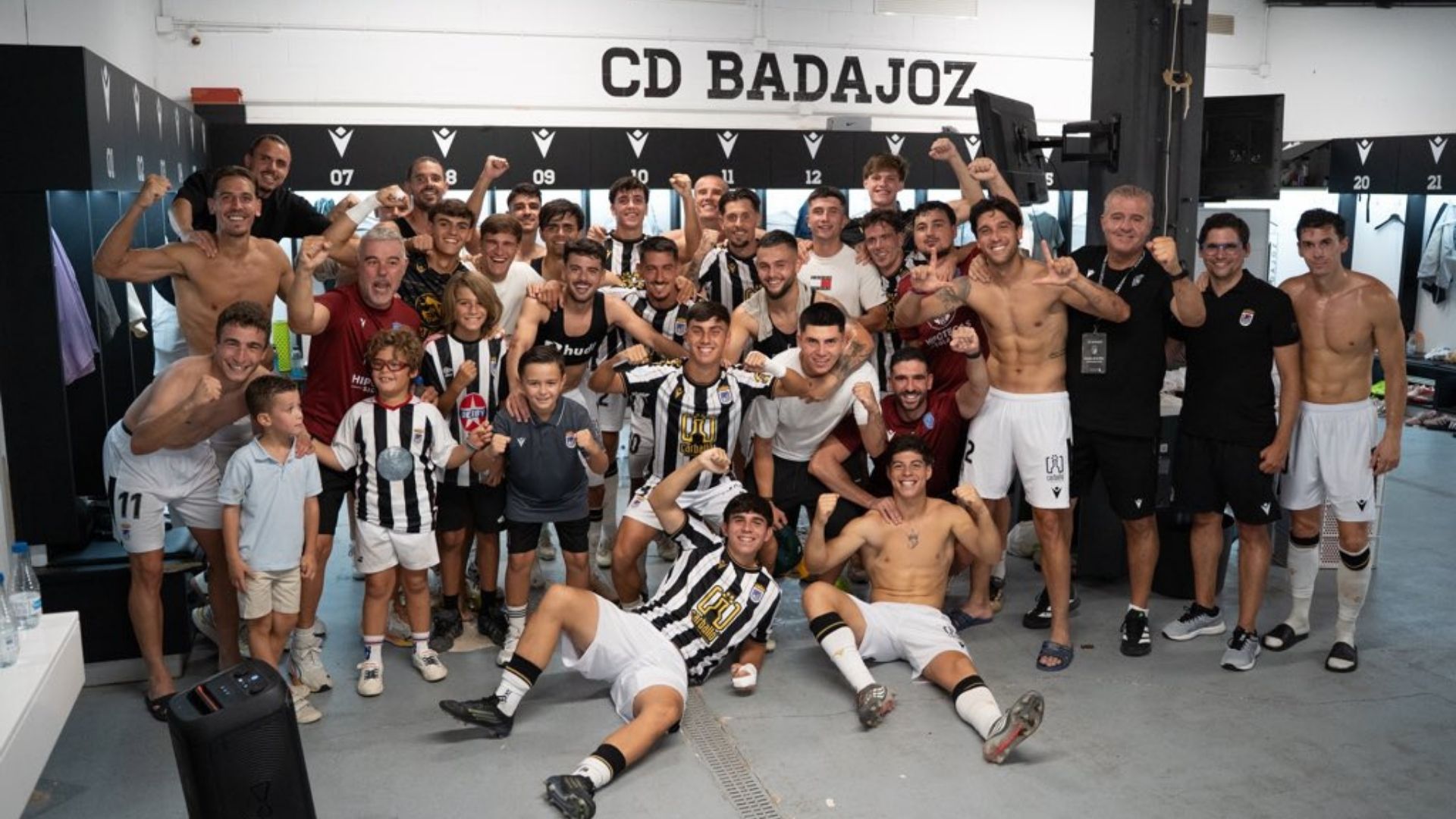 El CD Badajoz celebra la victoria ante el Tenerife B