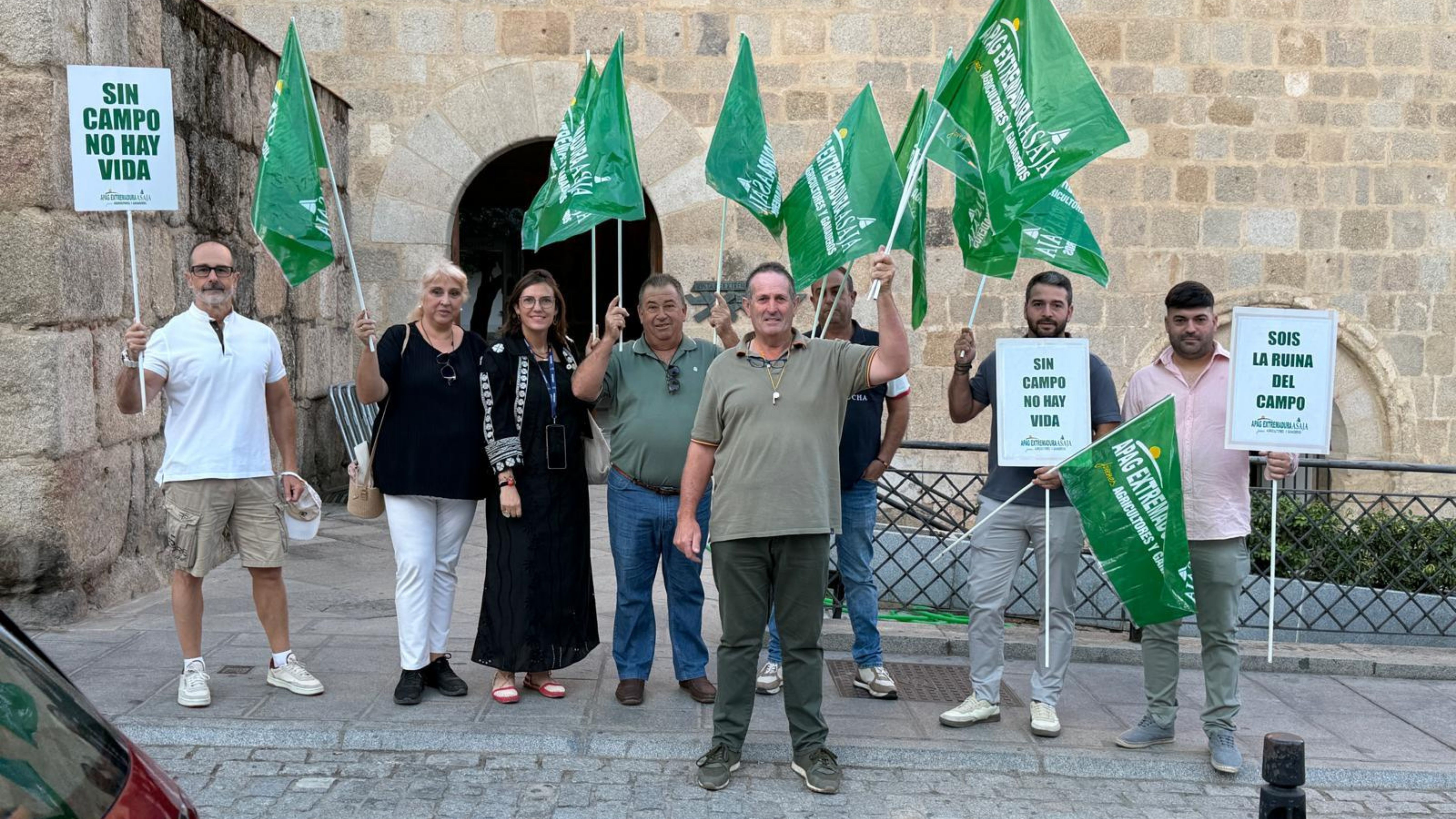 Protesta de Apag Extremadura Asaja frente a Presidencia de la Junta, en Mérida. 